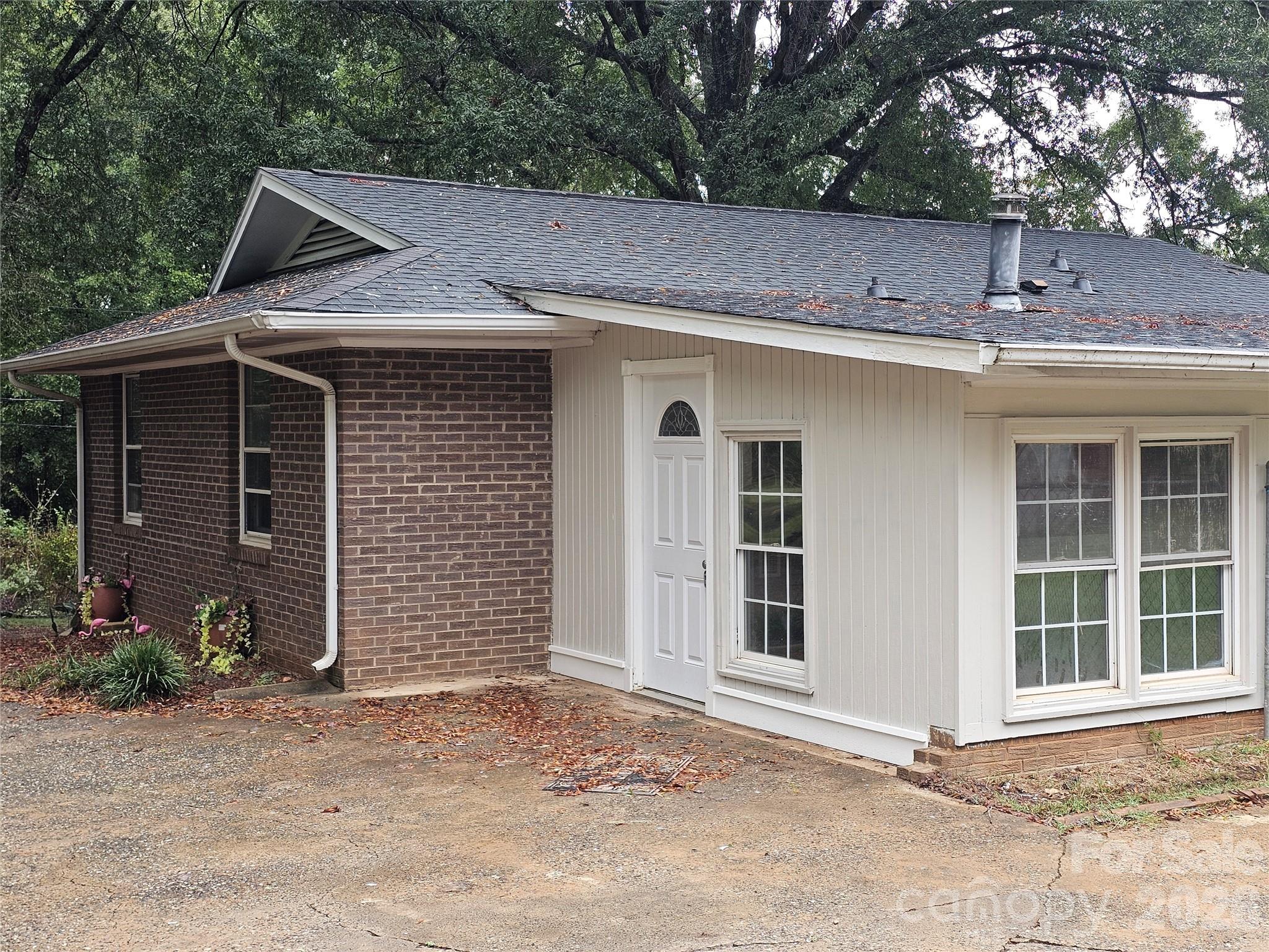 Single Family Residence at 2782 West View Street, Hickory, photo 26 of 32