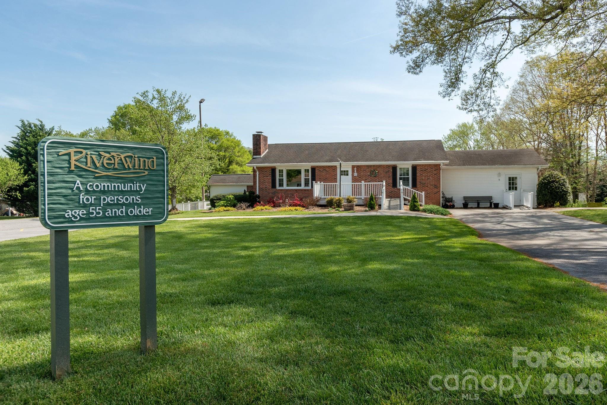 Coubhouse - 27 Day Lilly Court, Hendersonville