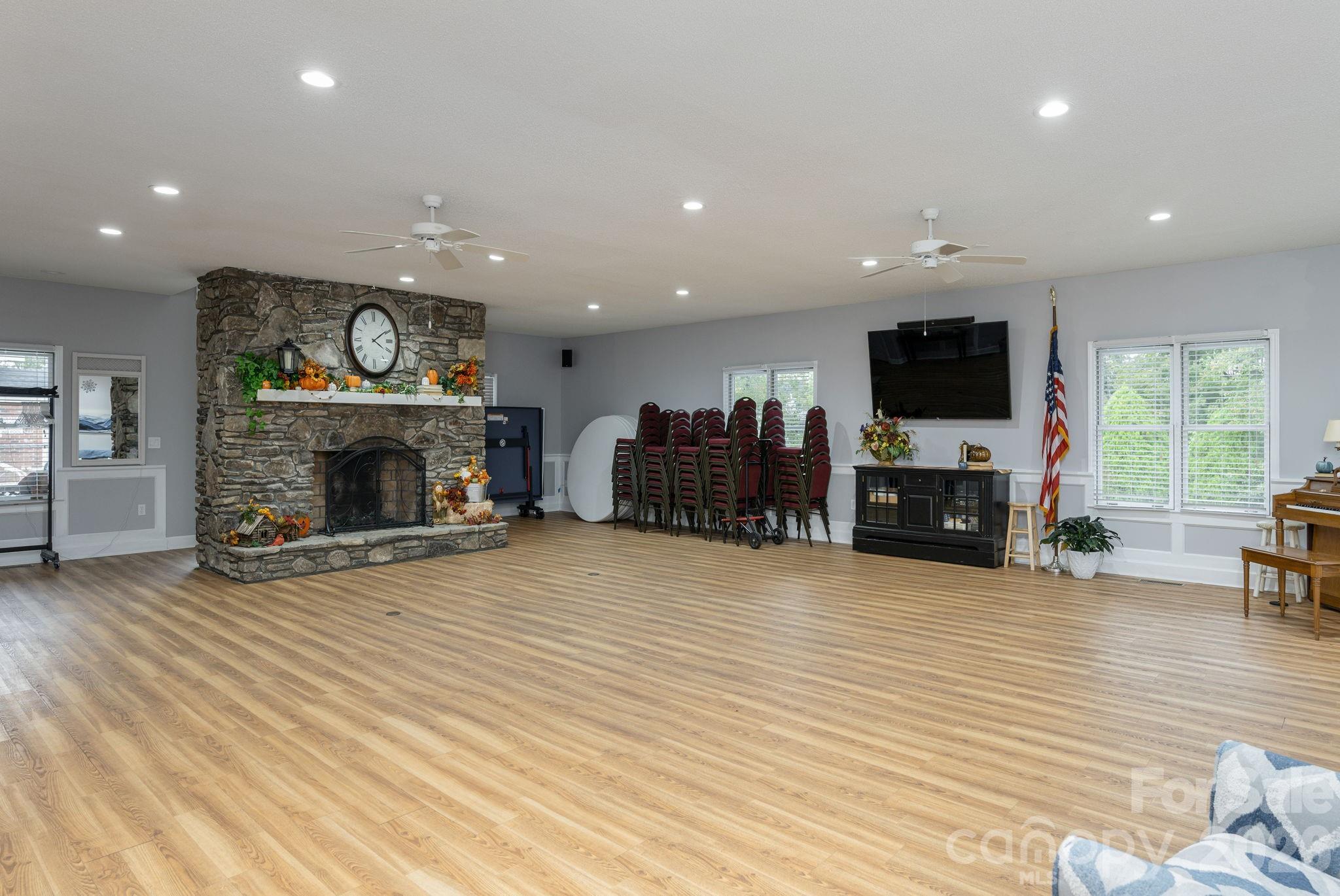 Gathering place - 27 Day Lilly Court, Hendersonville