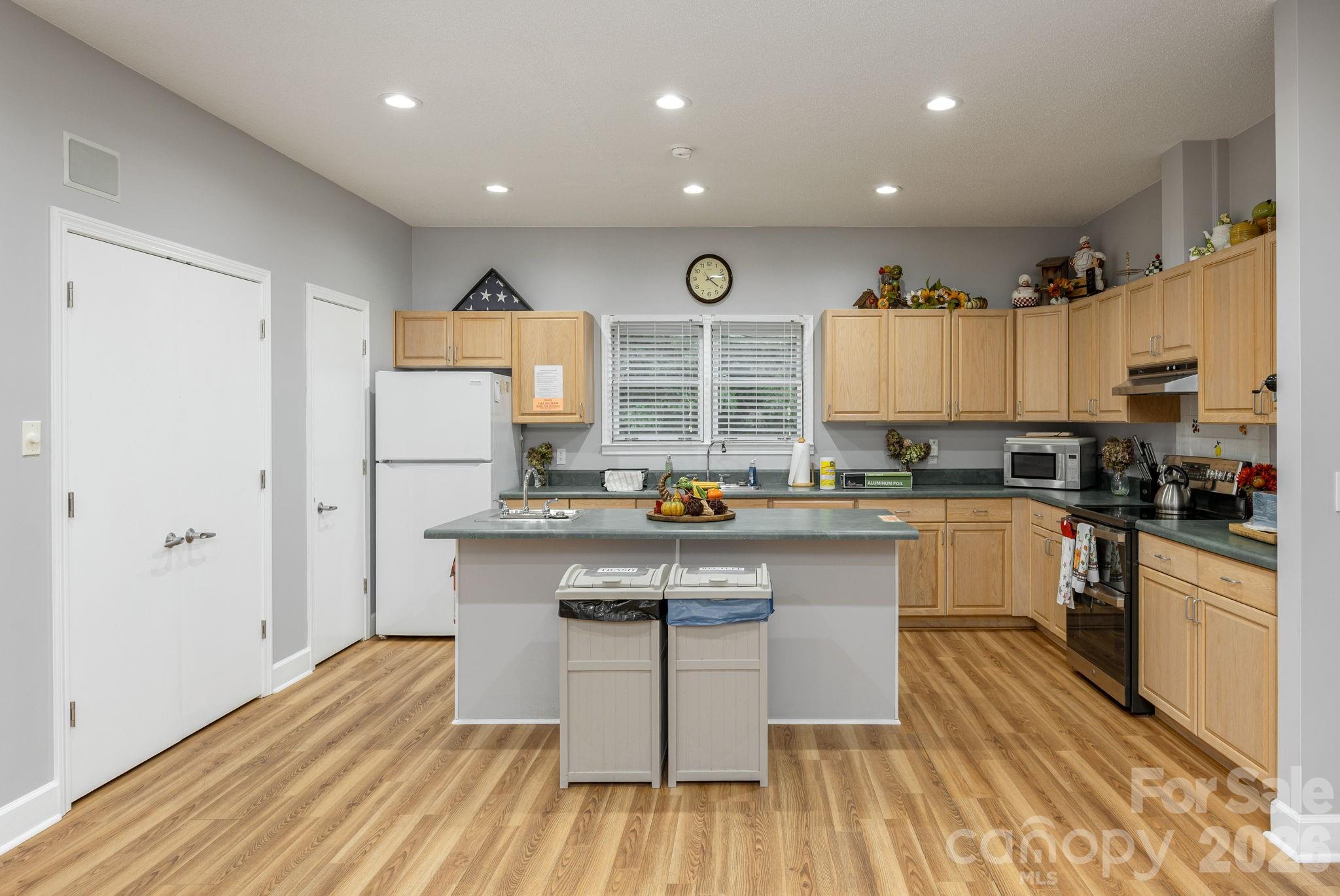 Full kitchen - 27 Day Lilly Court, Hendersonville