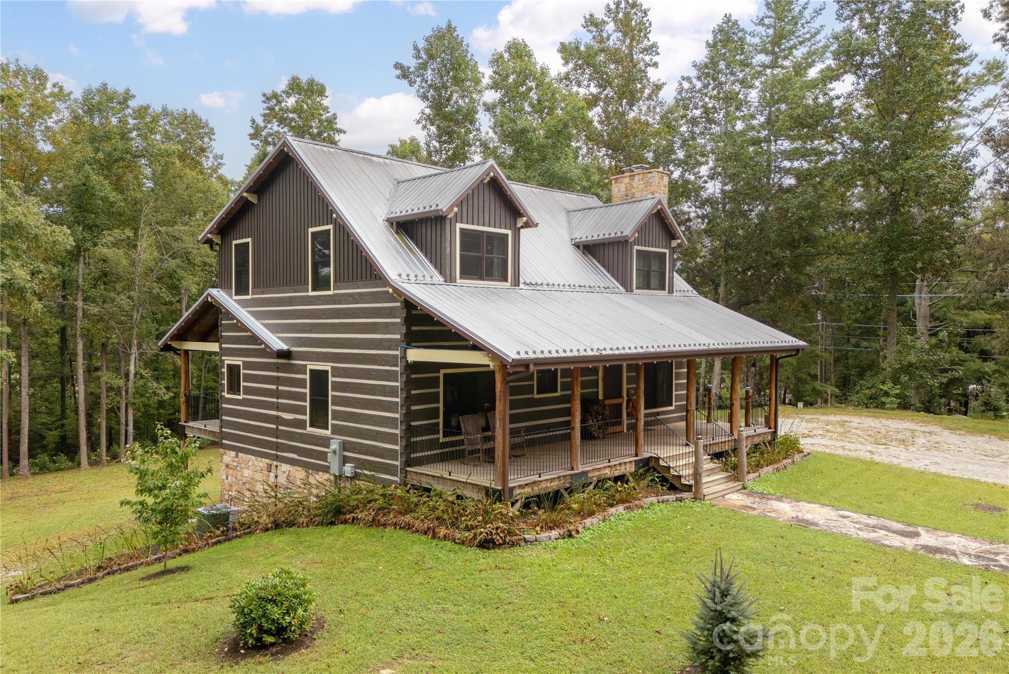 Single Family Residence at 10 Black Bear Valley Drive, Hendersonville, photo 2 of 33