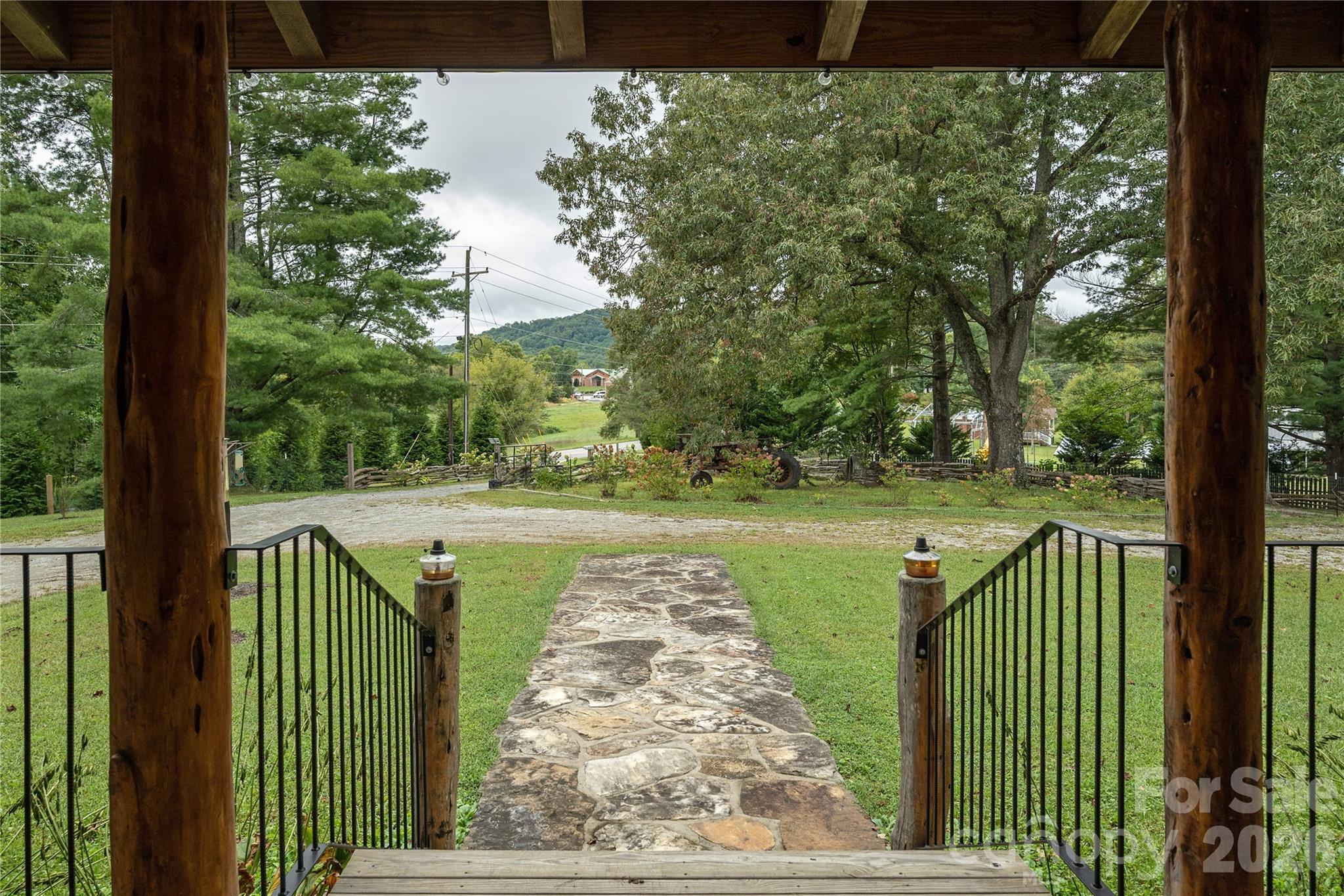 Single Family Residence at 10 Black Bear Valley Drive, Hendersonville, photo 3 of 33