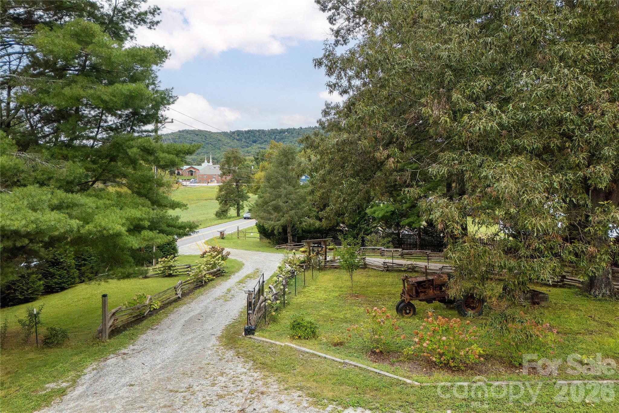 Single Family Residence at 10 Black Bear Valley Drive, Hendersonville, photo 27 of 33