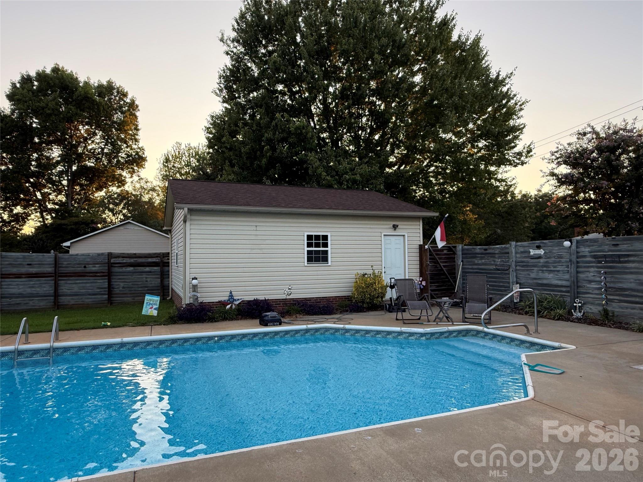 Pool and detached shop/garage - 110 Red Oak Lane, Salisbury