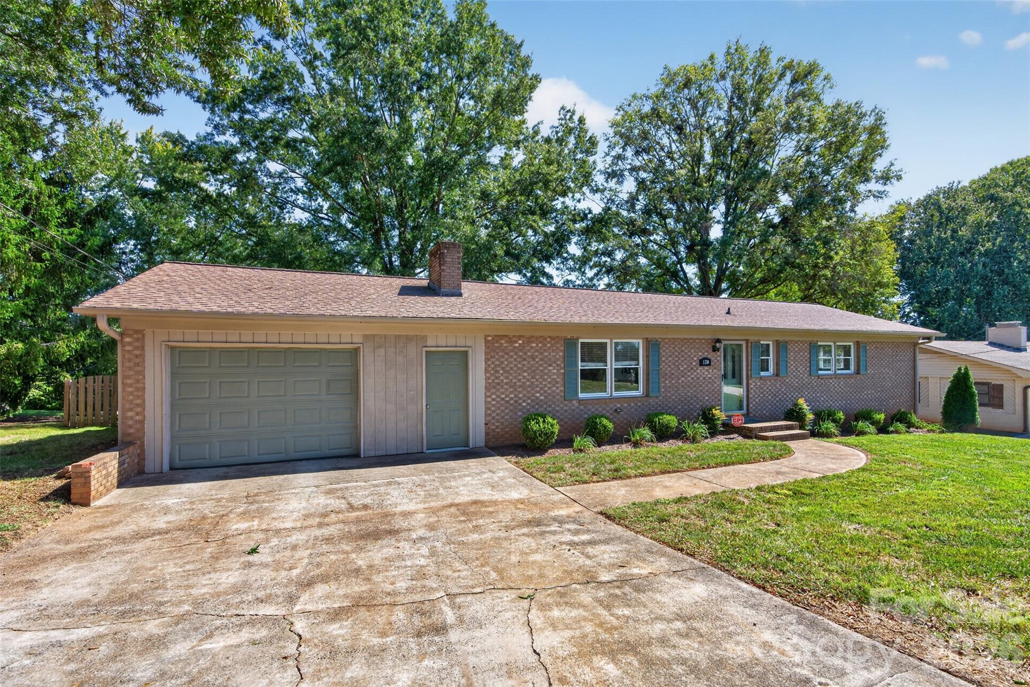Single Family Residence at 120 Regal Circle, Mooresville, photo 2 of 32