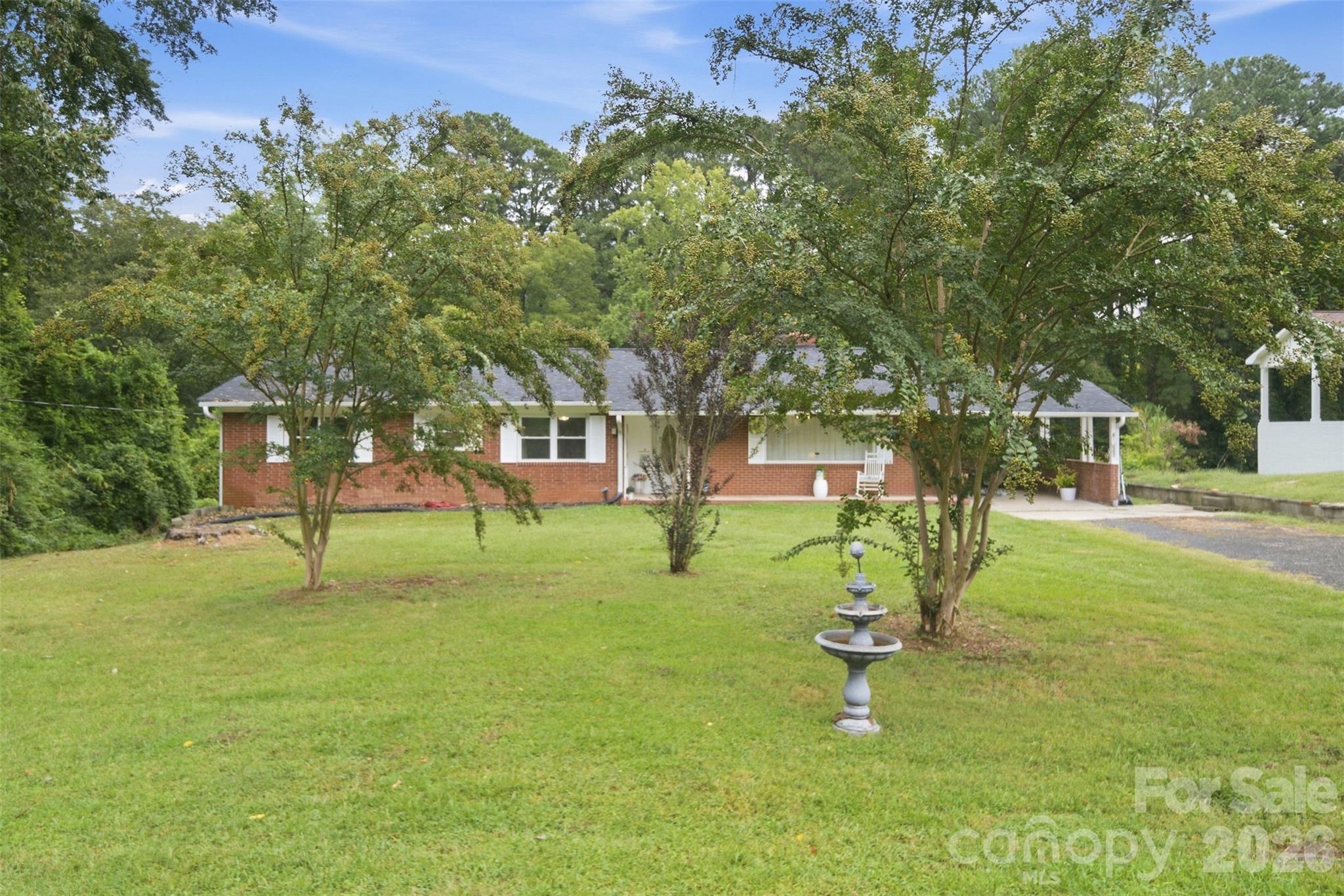 Single Family Residence at 914 Springdale Lane, Gastonia, photo 2 of 26