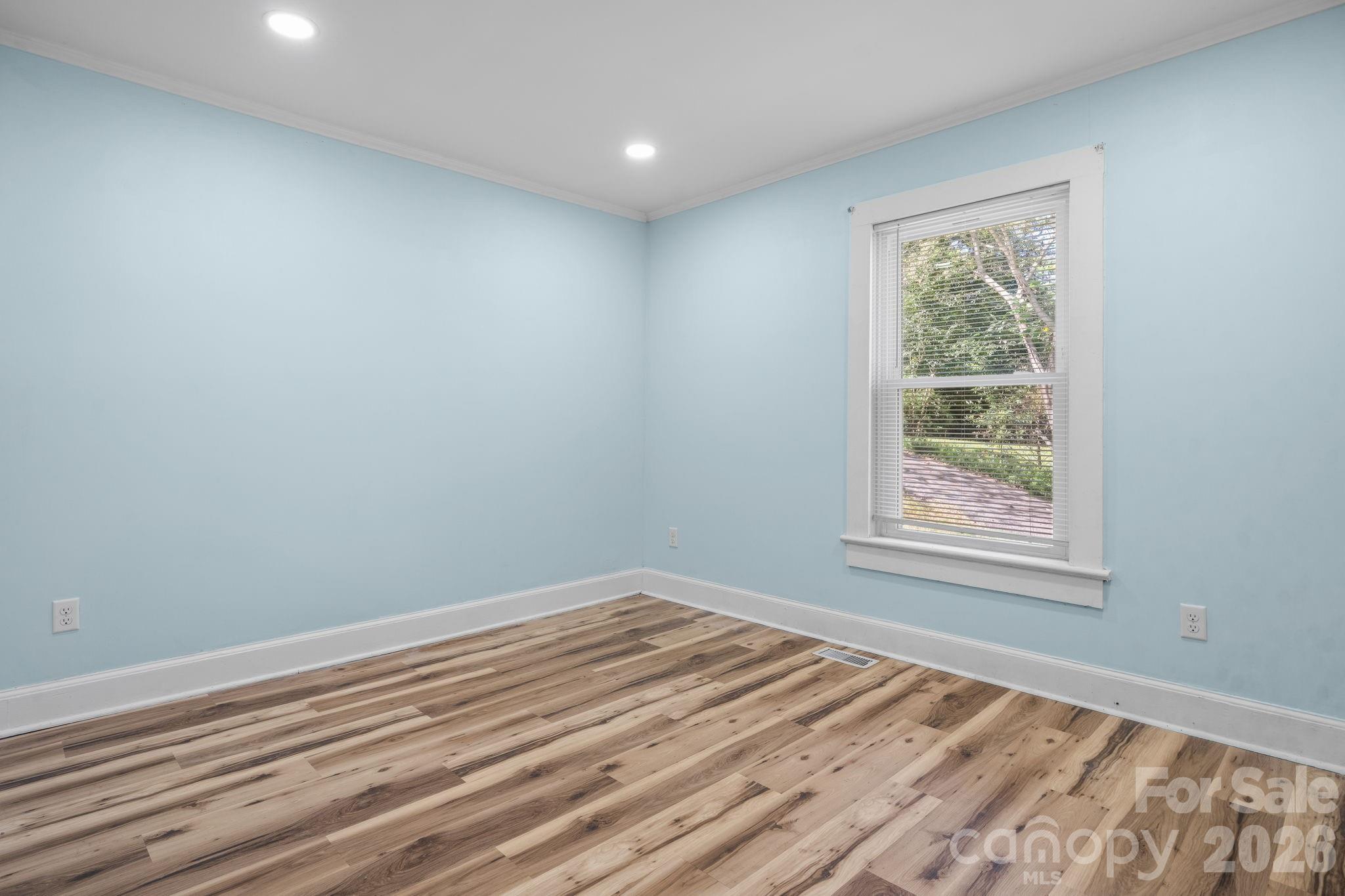 Single Family Residence at 102 Lake Drive, Hickory, photo 4 of 28