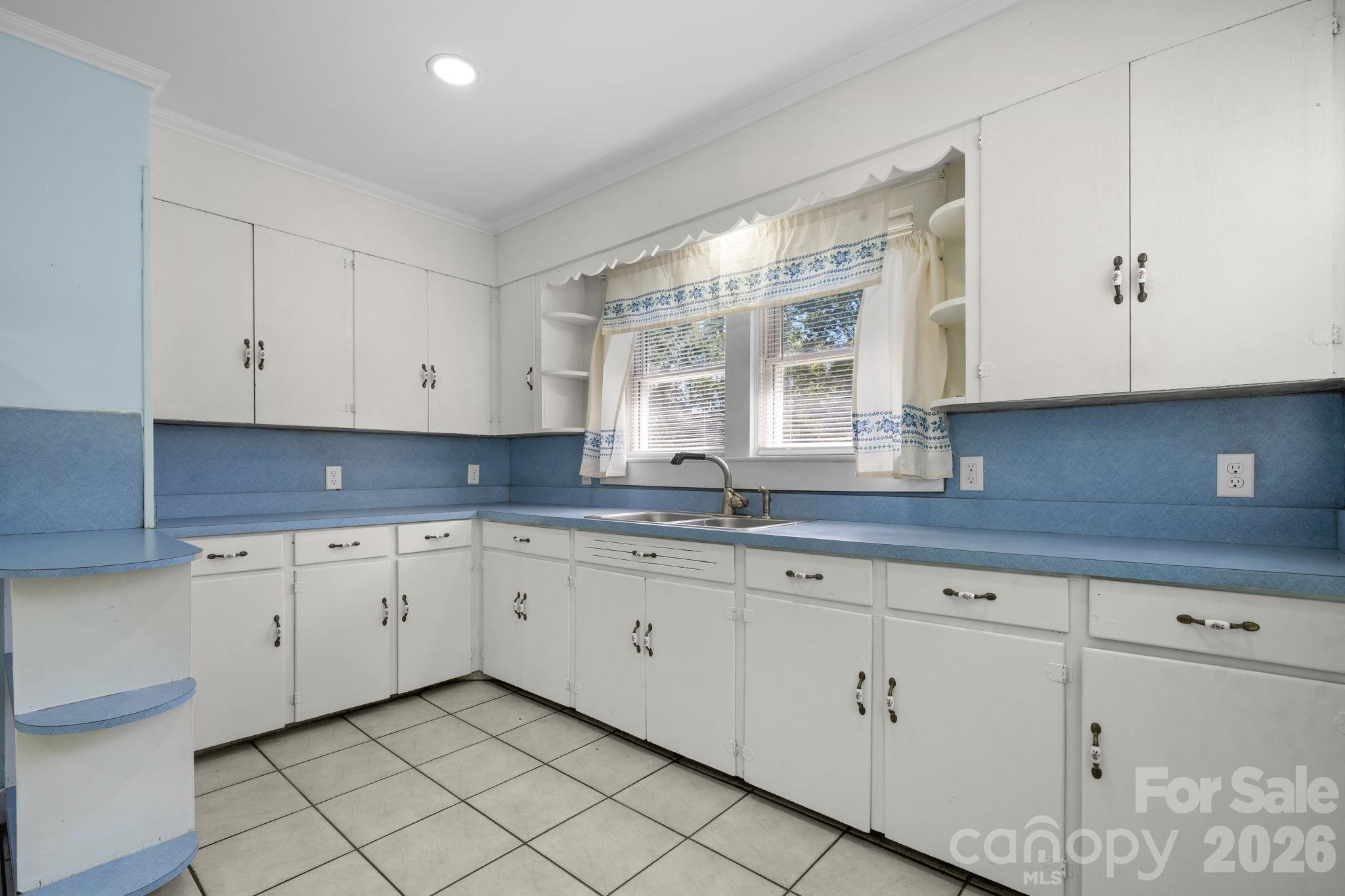 Single Family Residence at 102 Lake Drive, Hickory, photo 5 of 28