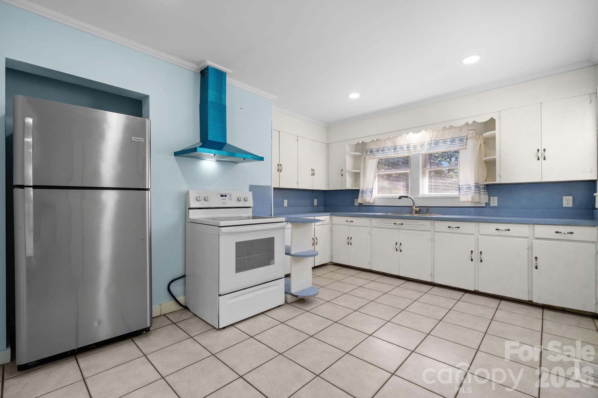Single Family Residence at 102 Lake Drive, Hickory, photo 7 of 28