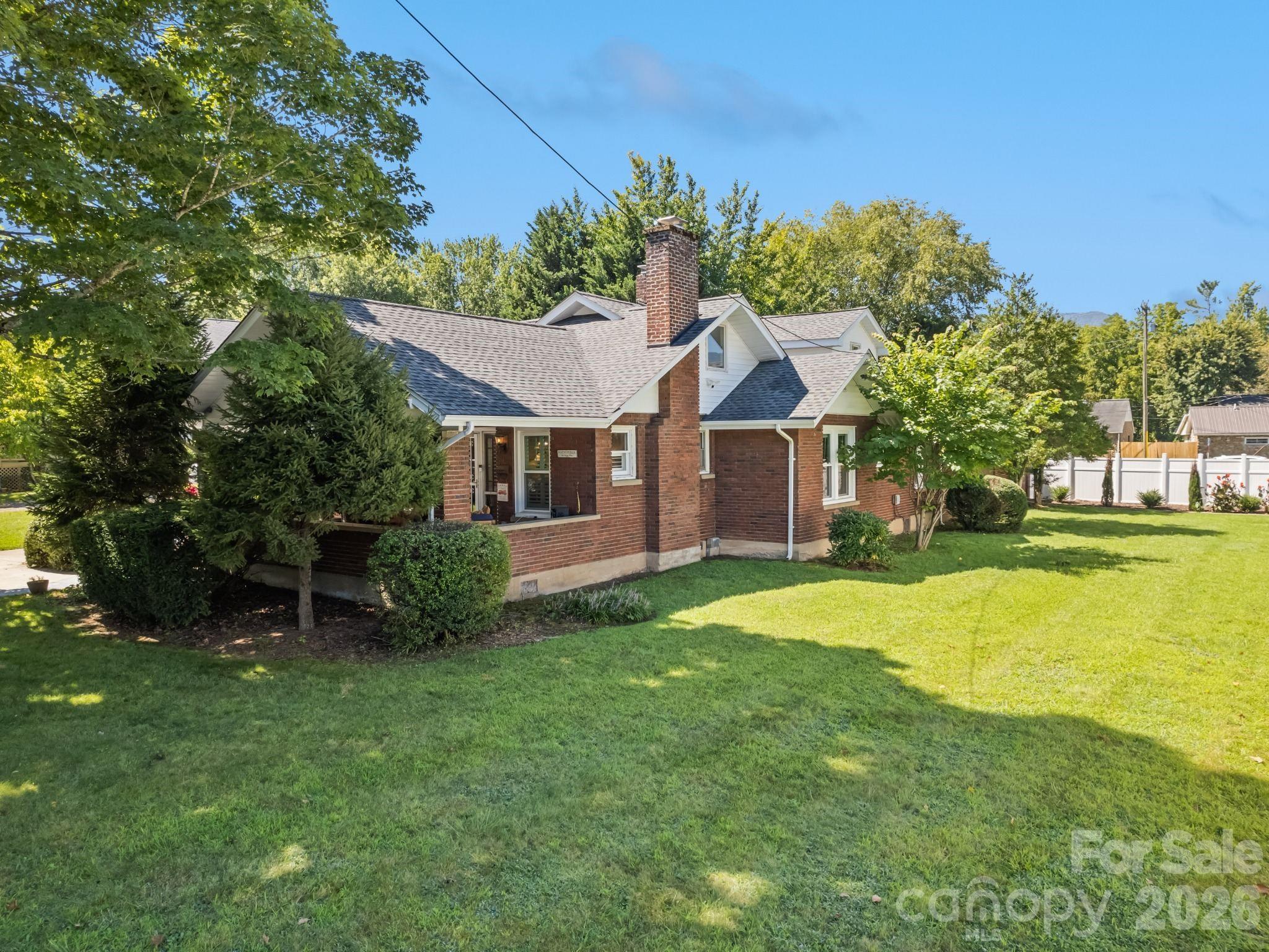Plenty of lawn space - 50 Epsom Street, Waynesville