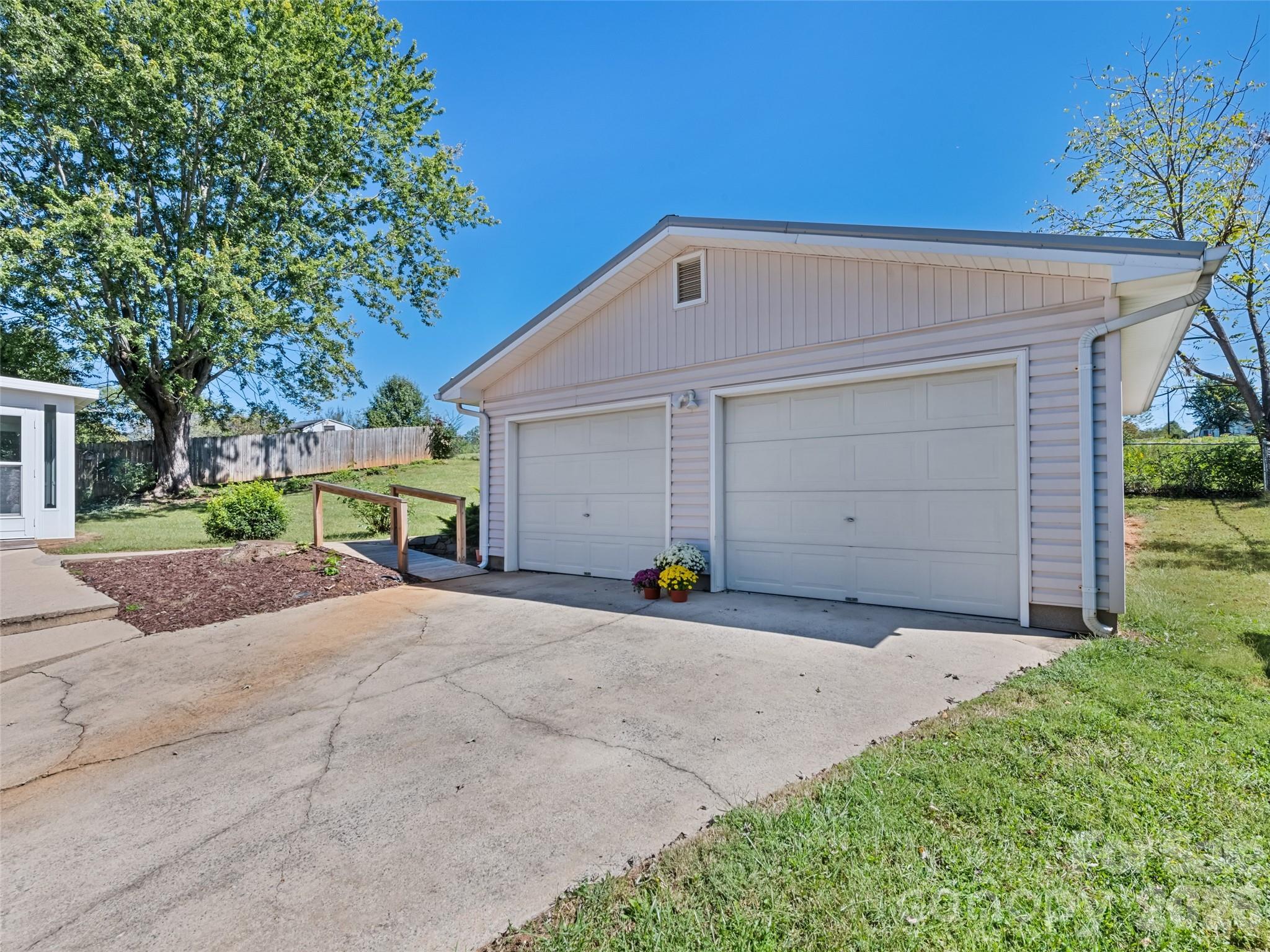 Single Family Residence at 158 Candlelight Circle, Clyde, photo 4 of 32