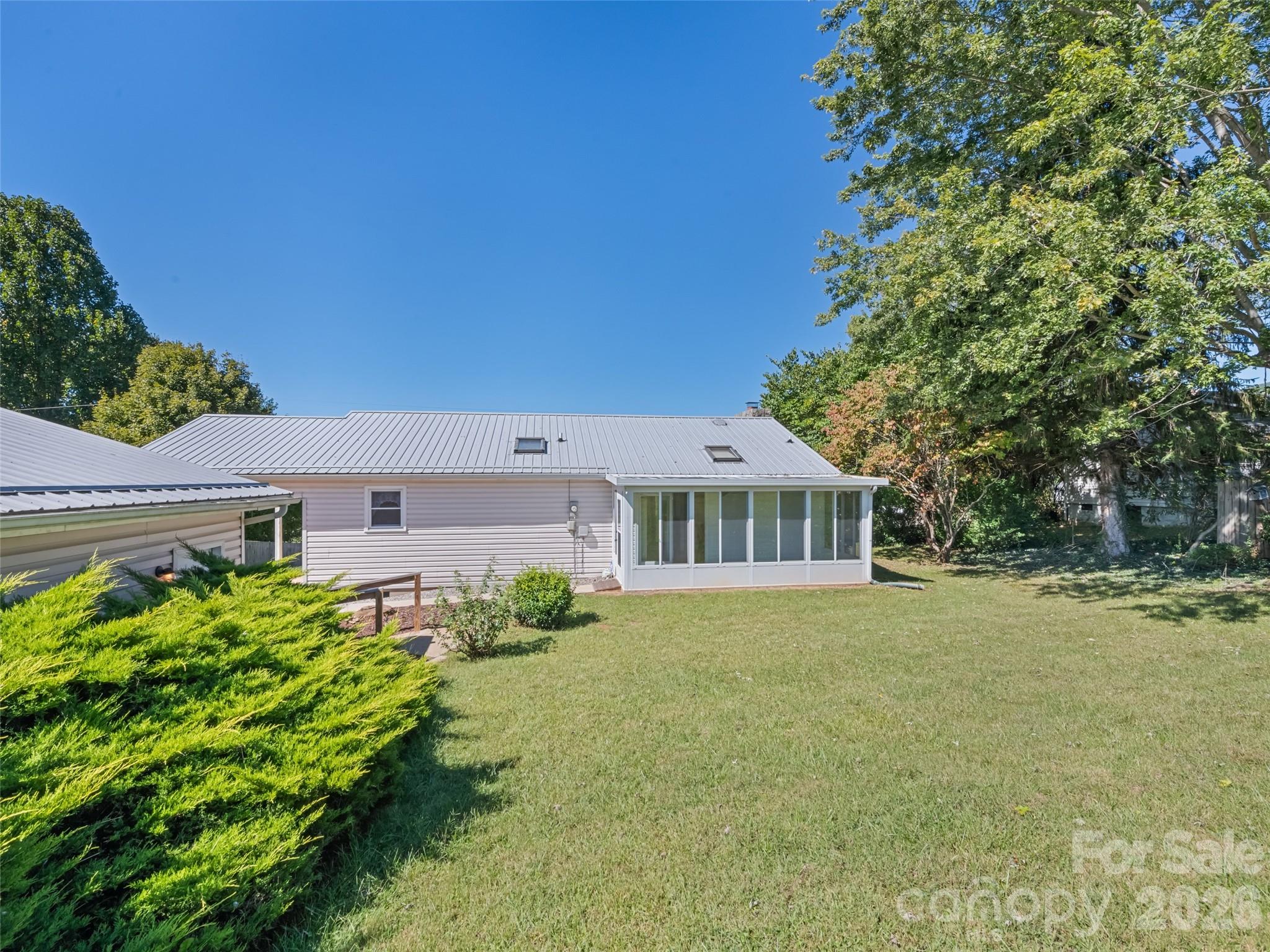 Single Family Residence at 158 Candlelight Circle, Clyde, photo 6 of 32