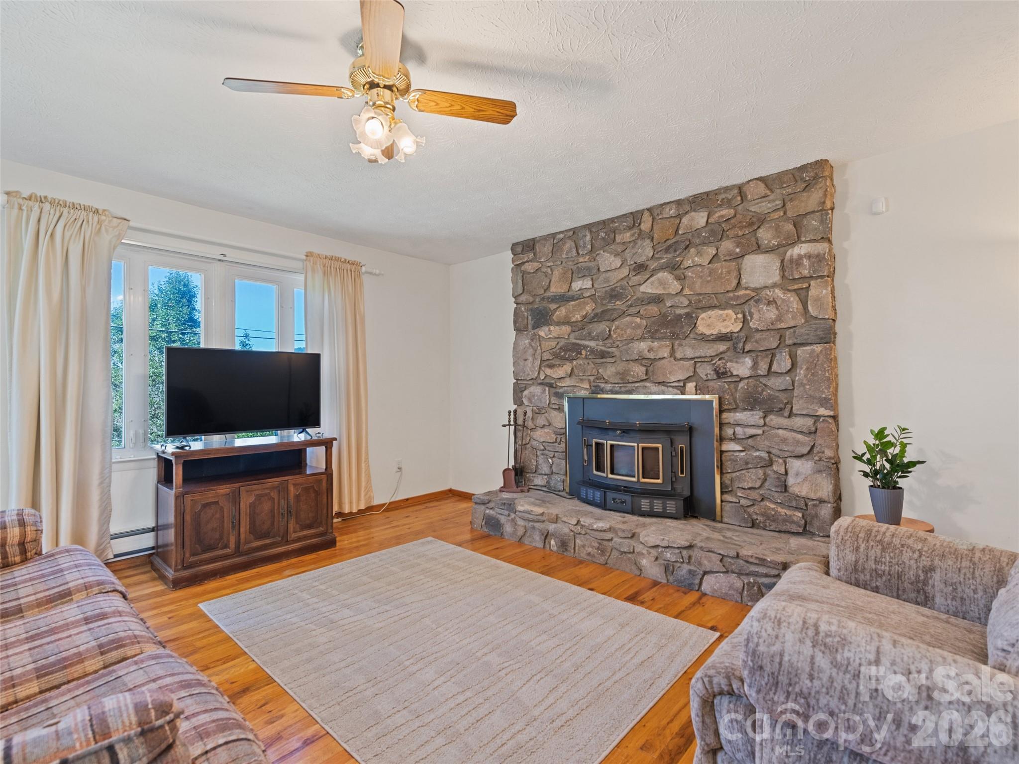 Single Family Residence at 158 Candlelight Circle, Clyde, photo 11 of 32