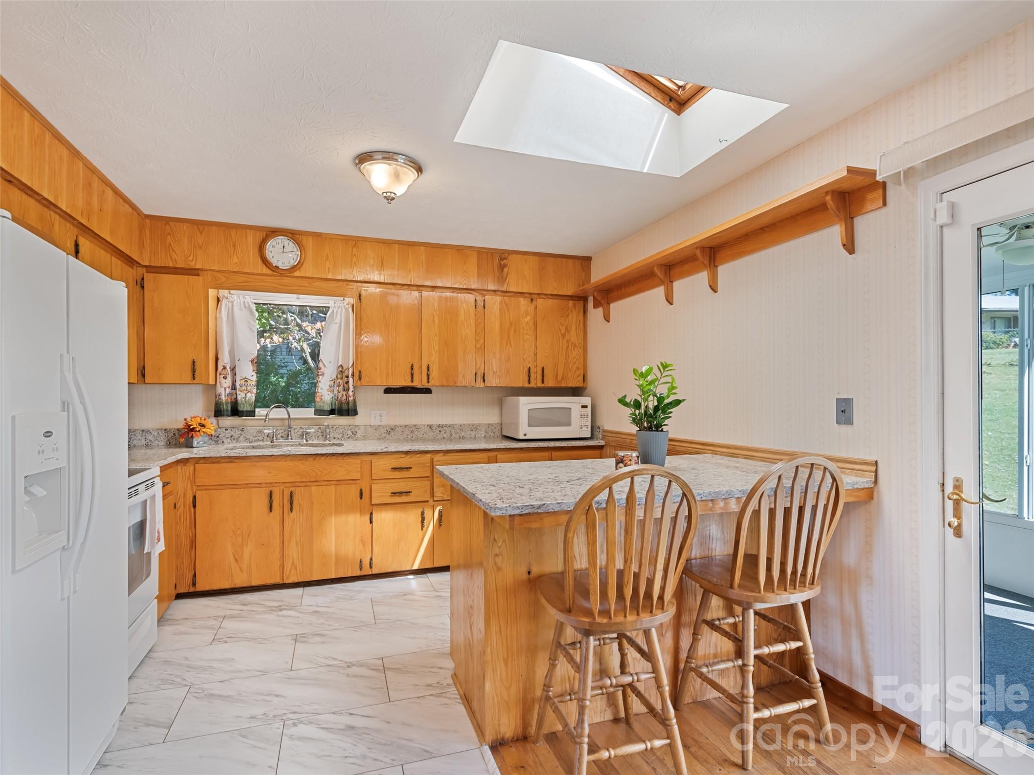 Single Family Residence at 158 Candlelight Circle, Clyde, photo 16 of 32
