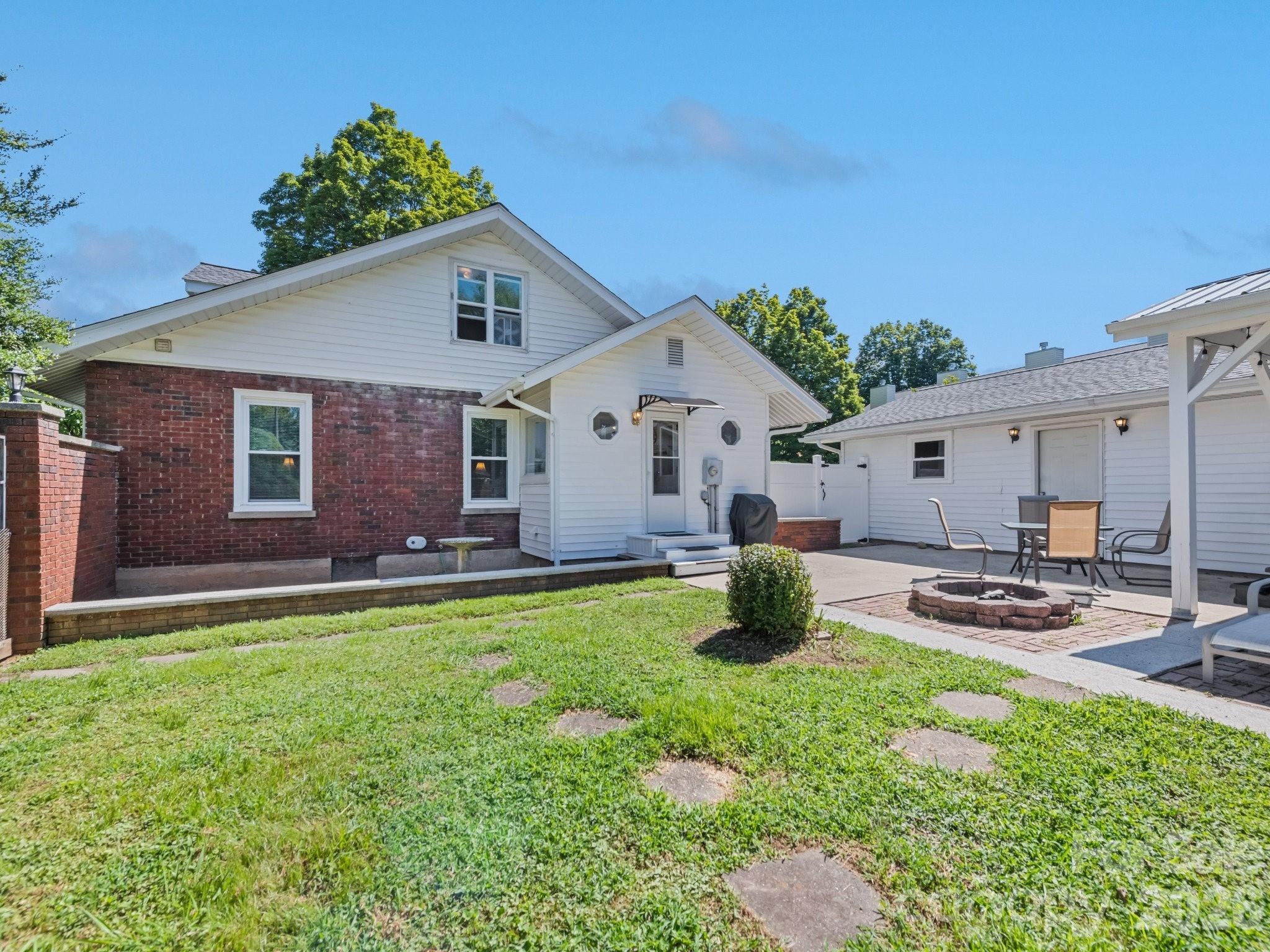 Fenced rear yard with fire pit and covered hot tub - 50 Epsom Street, Waynesville