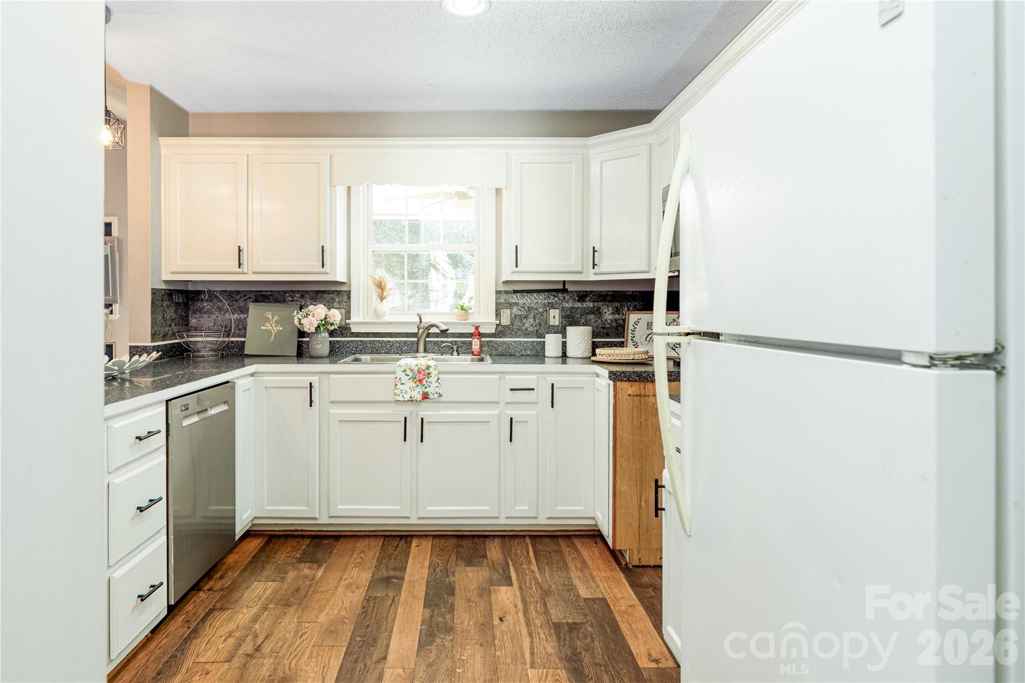 Kitchen - 6391 Cathedral Drive, Hickory