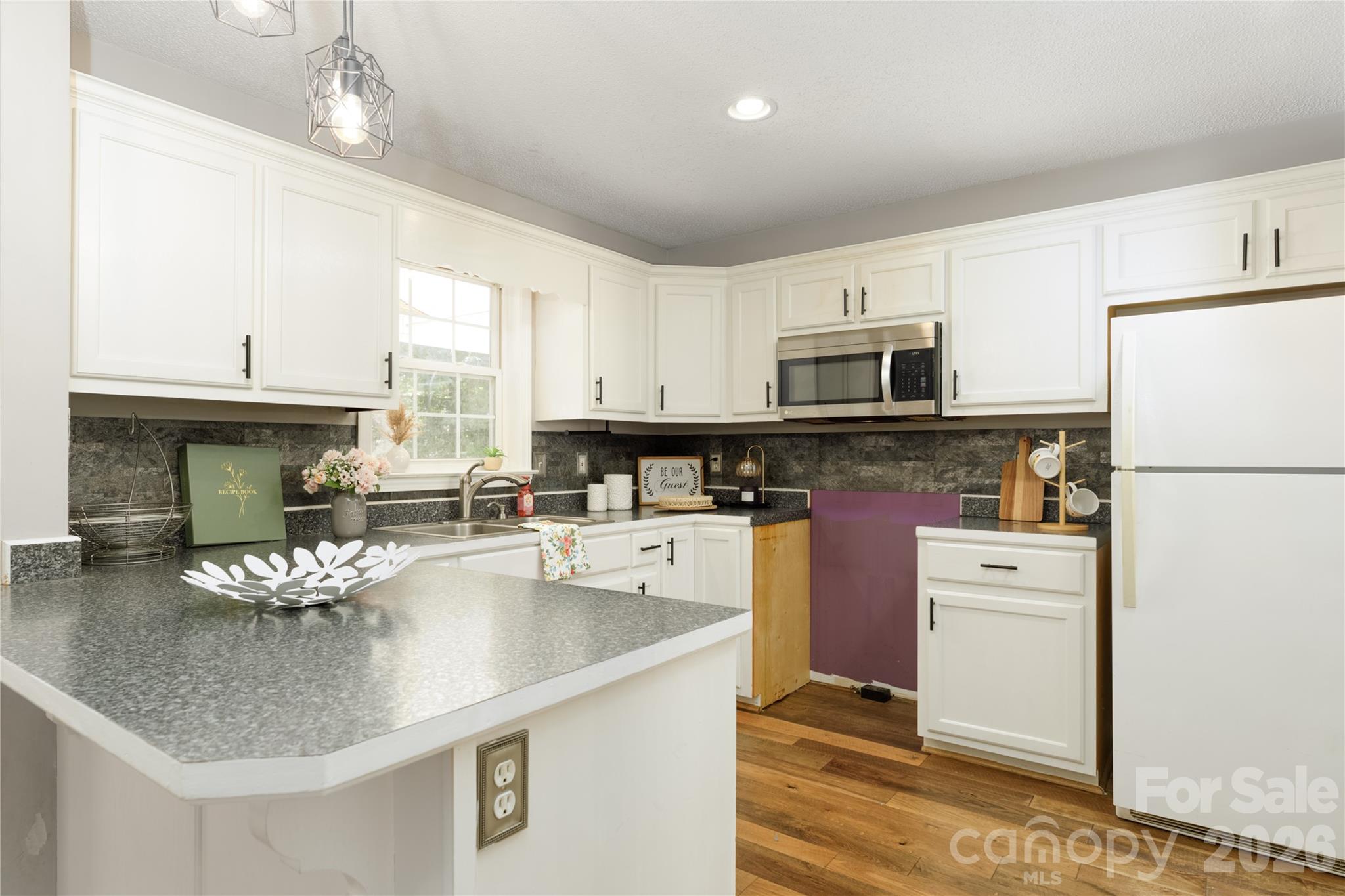 Kitchen - 6391 Cathedral Drive, Hickory