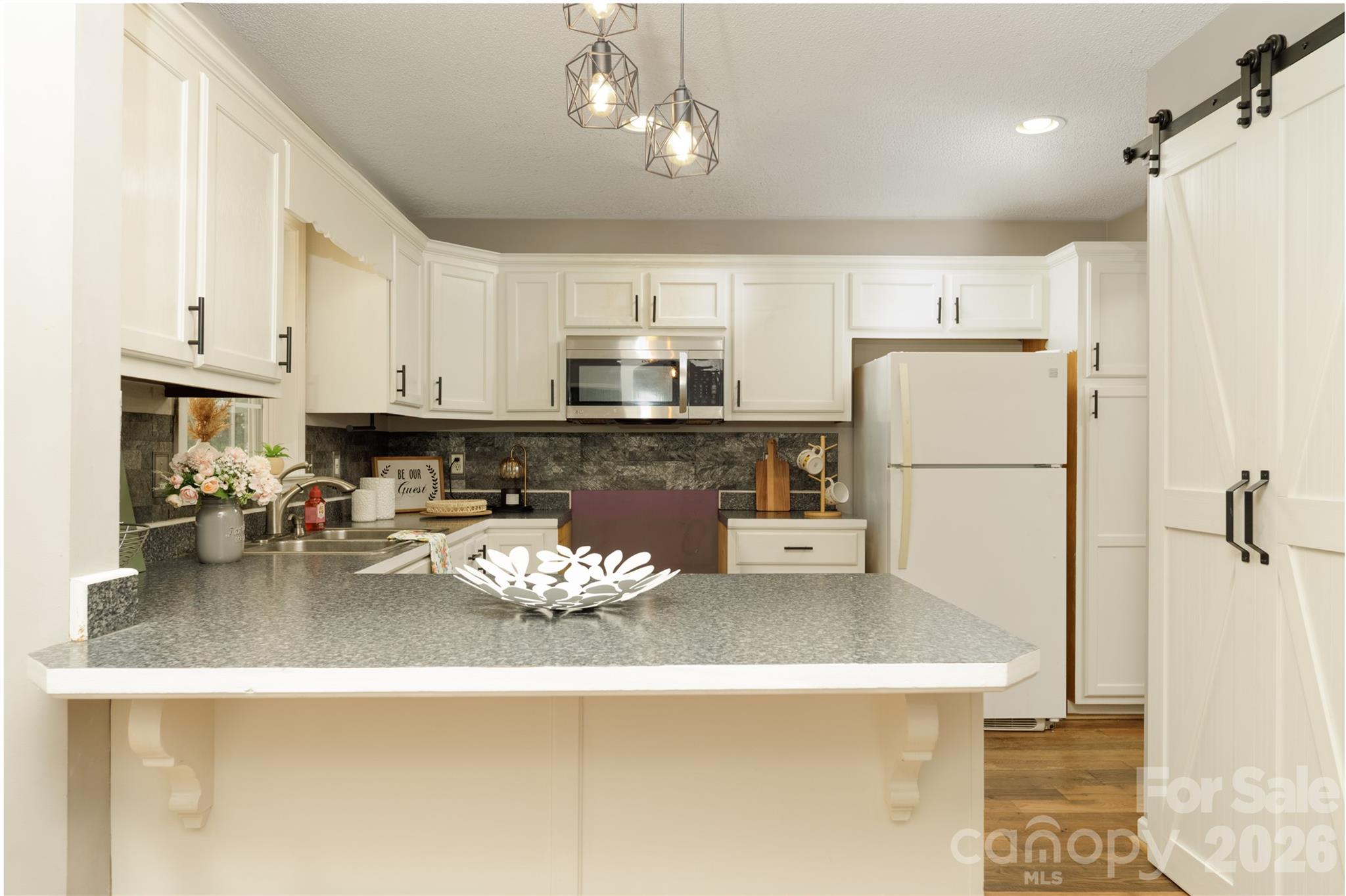Kitchen - 6391 Cathedral Drive, Hickory