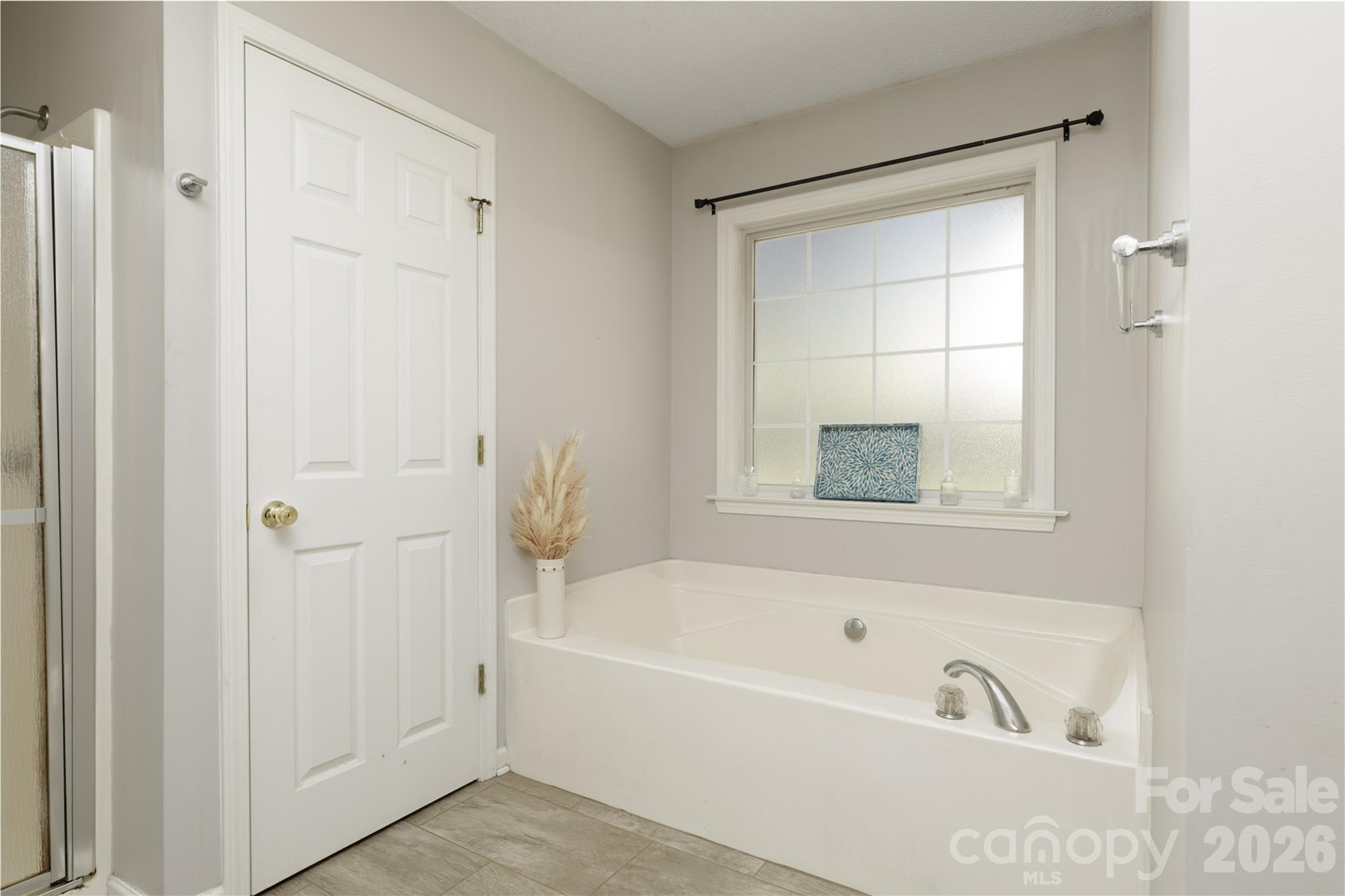 Tub - 6391 Cathedral Drive, Hickory