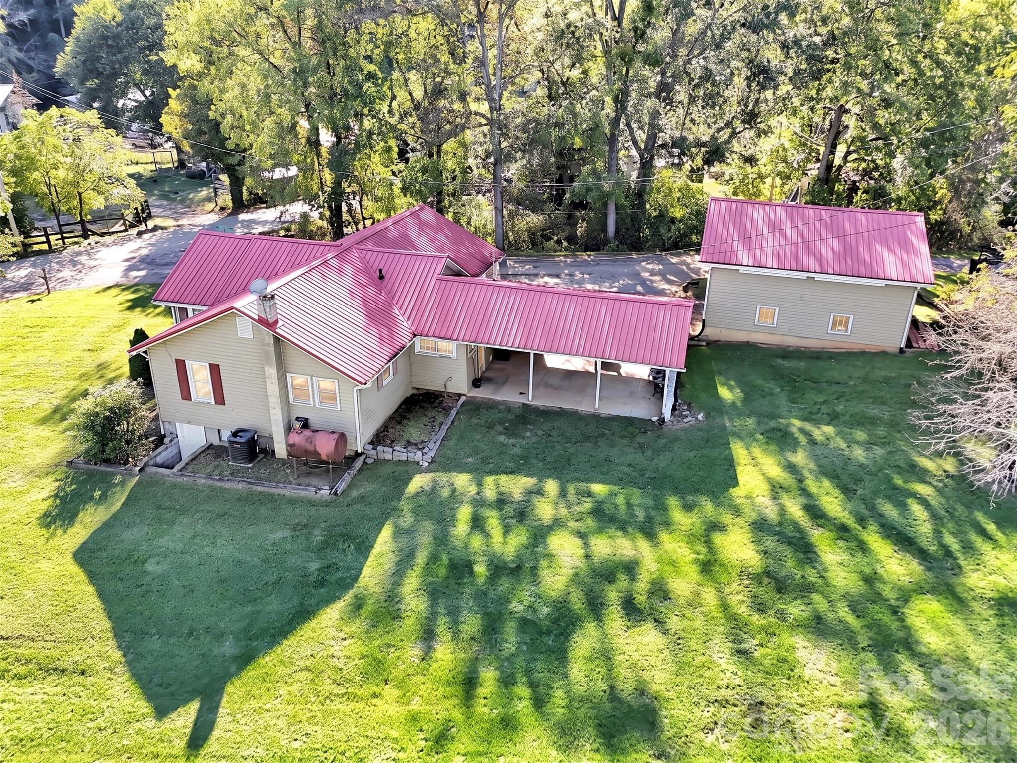 Single Family Residence at 408 Sunny Drive, Waynesville, photo 4 of 41