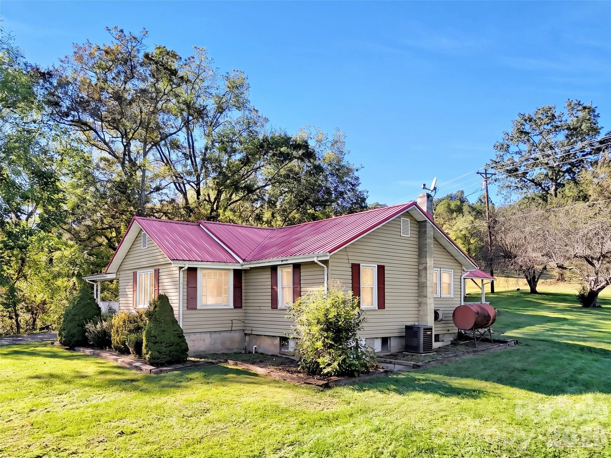Single Family Residence at 408 Sunny Drive, Waynesville, photo 5 of 41