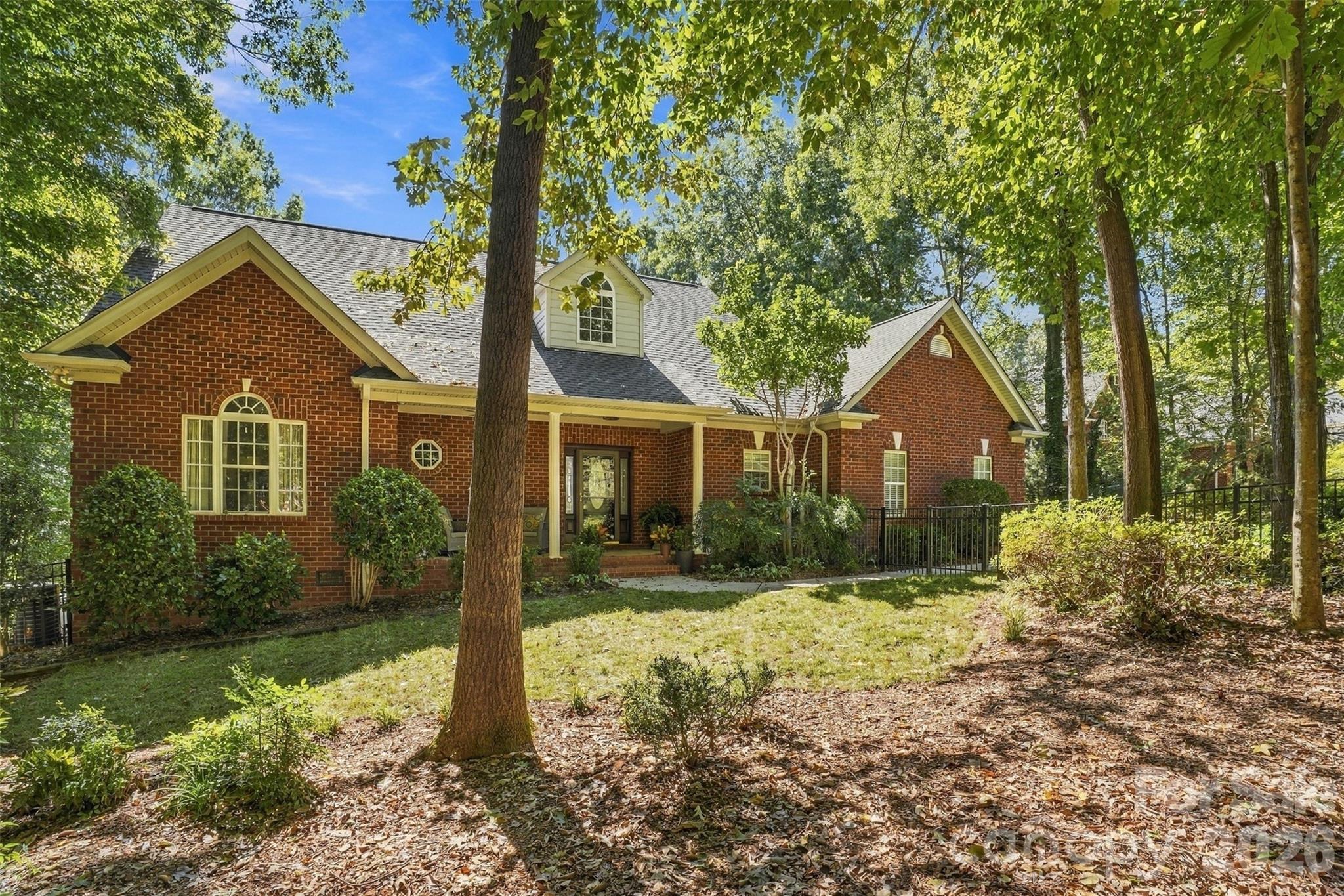 Single Family Residence at 232 Pebble Stone Lane, Matthews, photo 3 of 47