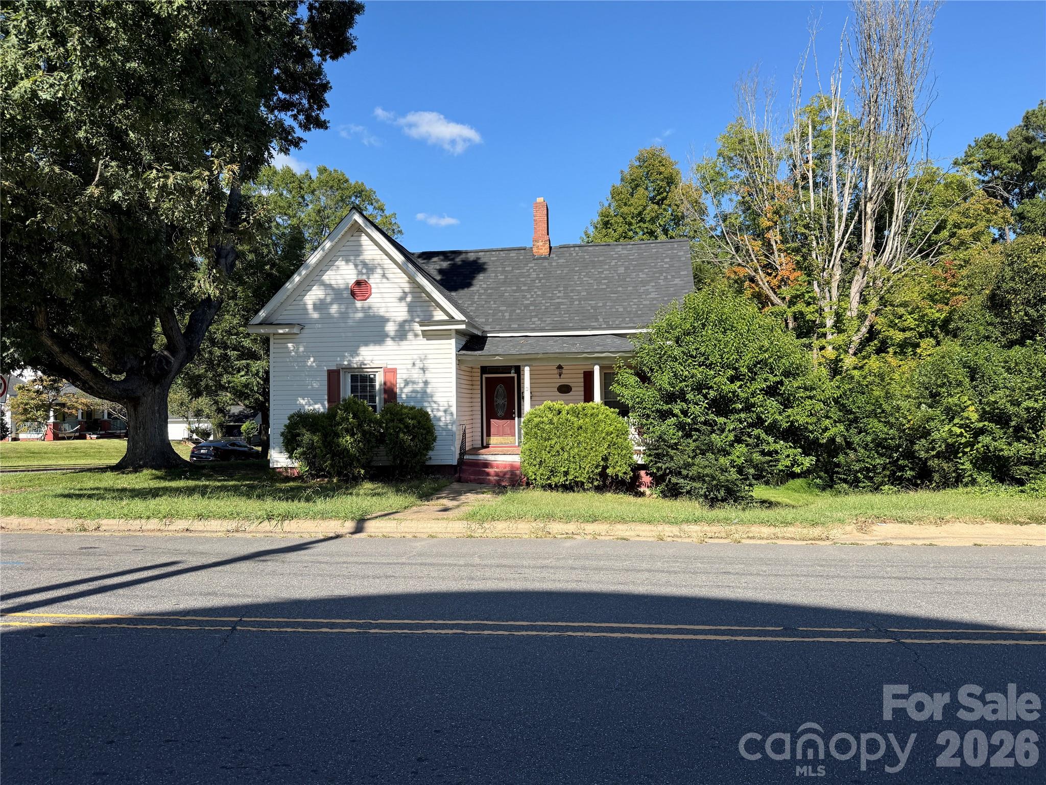 Single Family Residence at 261 W Iredell Avenue, Mooresville, photo 3 of 34