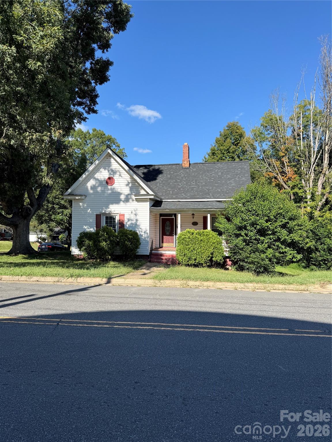 Single Family Residence at 261 W Iredell Avenue, Mooresville, photo 4 of 34