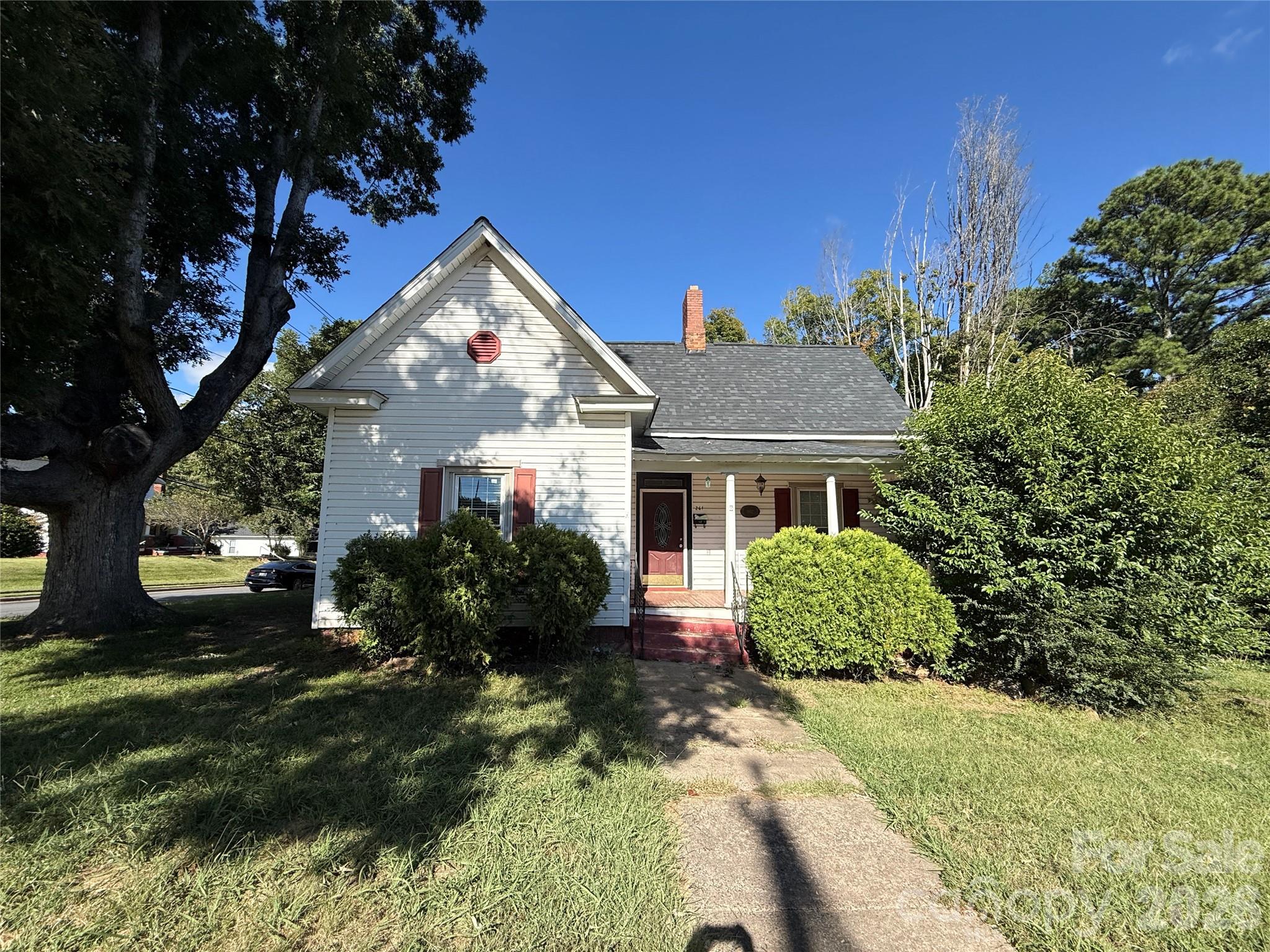Single Family Residence at 261 W Iredell Avenue, Mooresville, photo 5 of 34