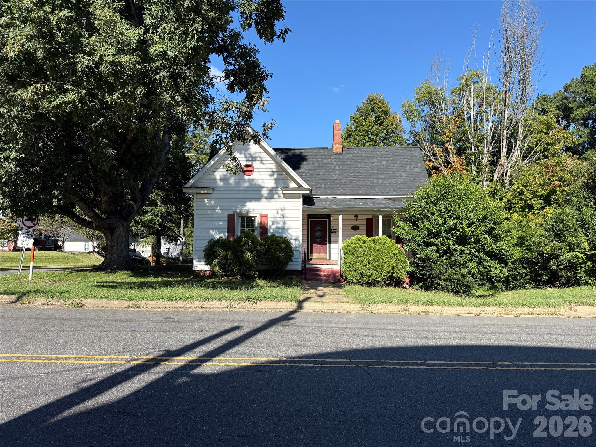 Single Family Residence at 261 W Iredell Avenue, Mooresville, photo 7 of 34