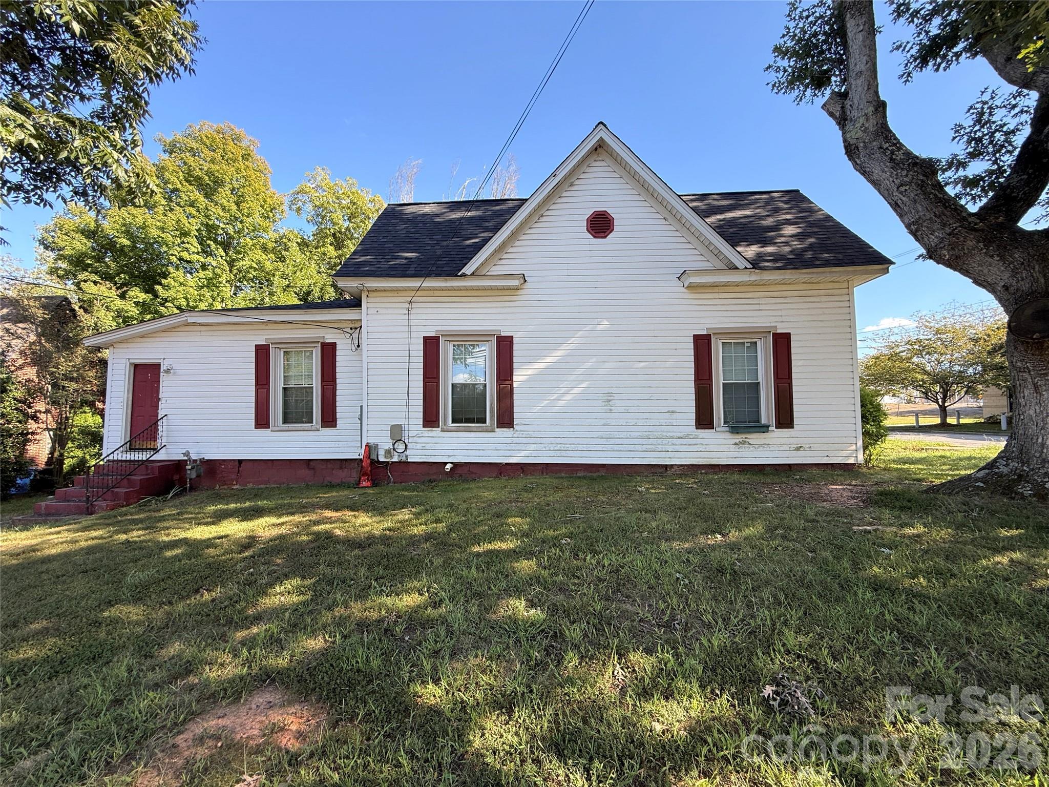 Single Family Residence at 261 W Iredell Avenue, Mooresville, photo 8 of 34
