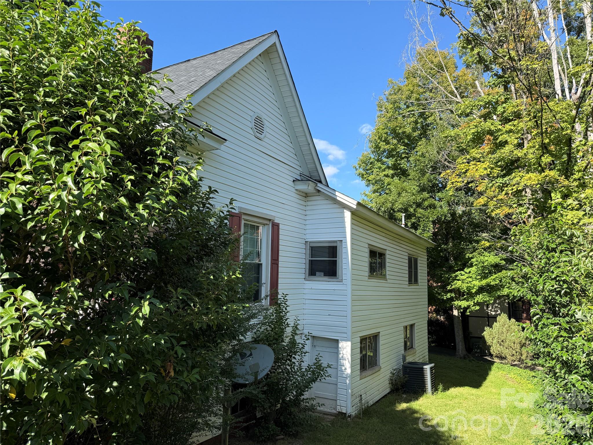 Single Family Residence at 261 W Iredell Avenue, Mooresville, photo 9 of 34