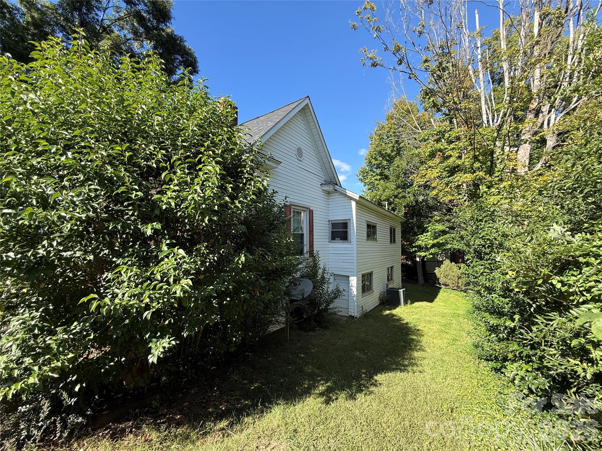 Single Family Residence at 261 W Iredell Avenue, Mooresville, photo 10 of 34
