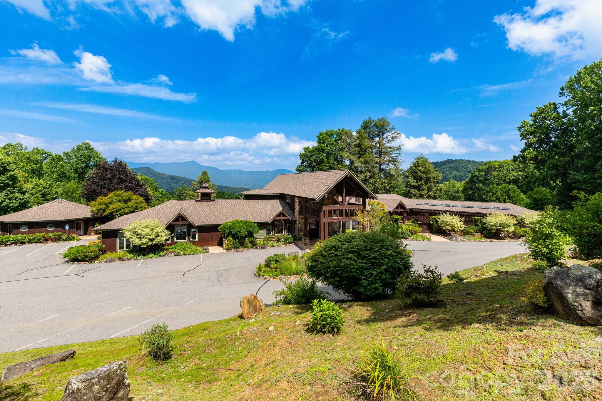 Clubhouse with ample parking. - 25 Finlaystone Trace, Waynesville