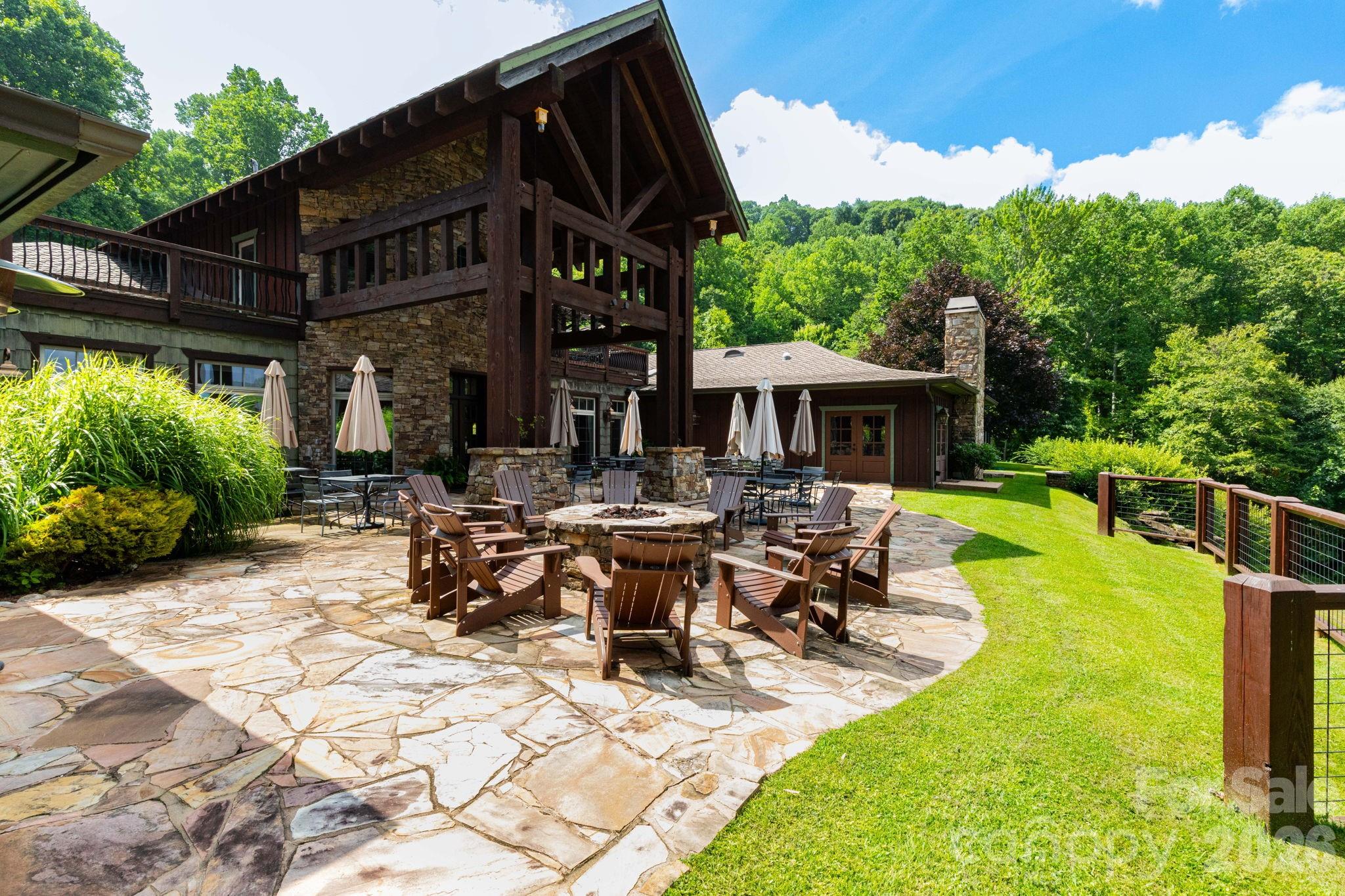 Firepit and tables outside. - 25 Finlaystone Trace, Waynesville