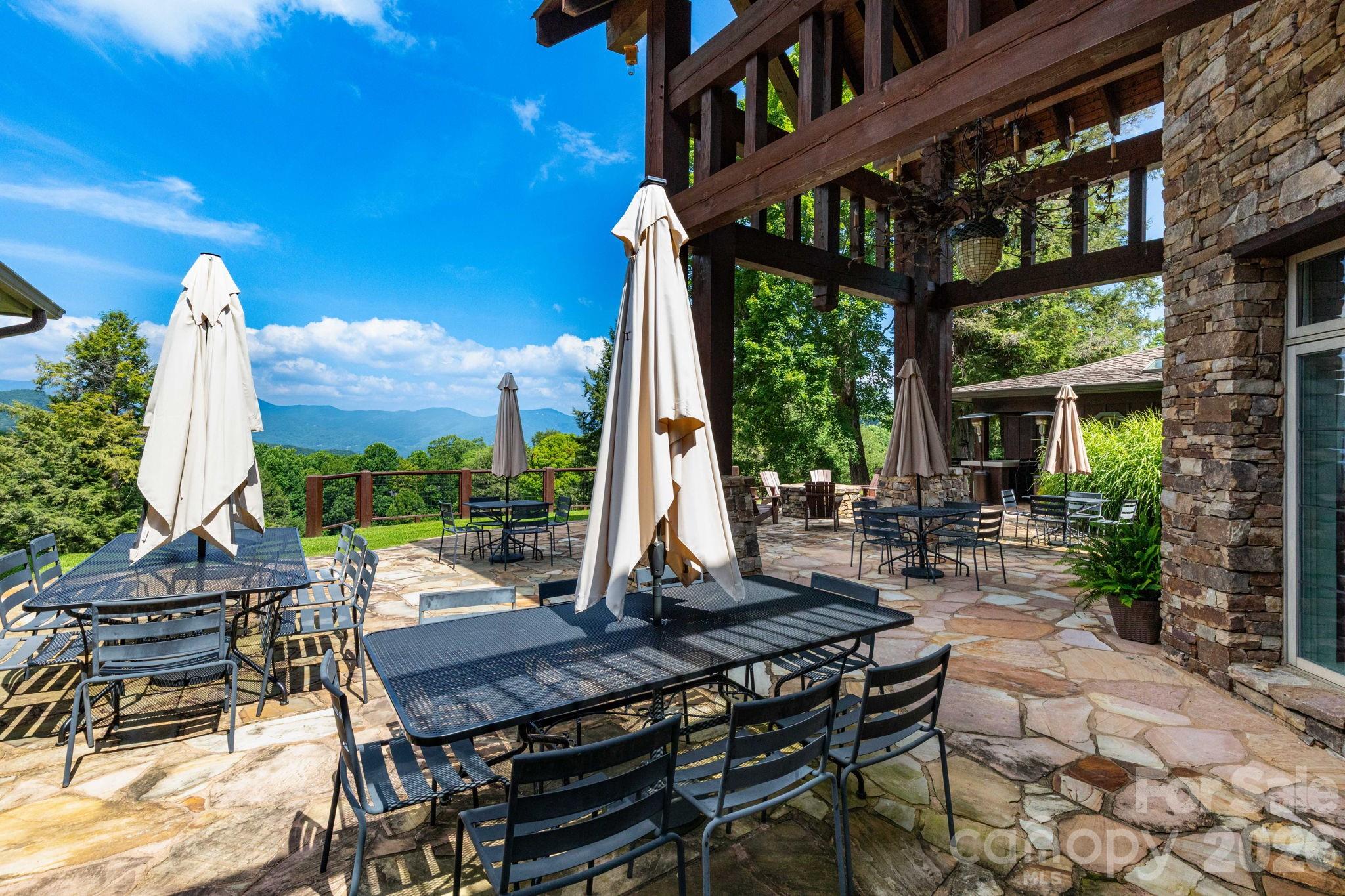 Mountain views while dining. - 25 Finlaystone Trace, Waynesville