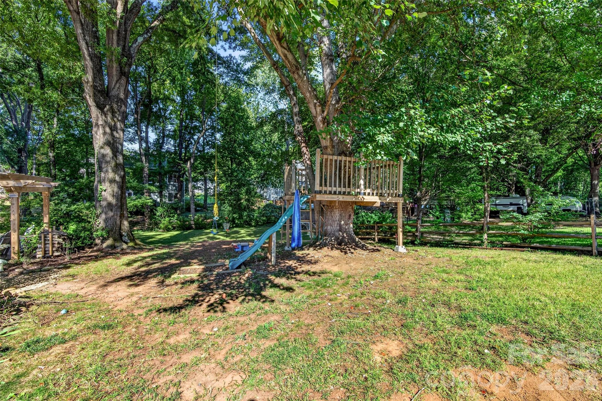 Adorable tree house - 19916 Floral Lane, Cornelius