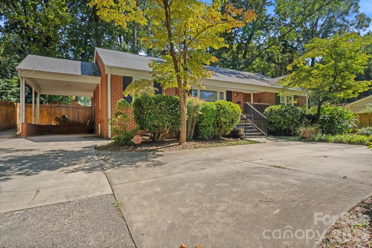 Single Family Residence at 1720 Flynwood Drive, Charlotte, photo 4 of 34