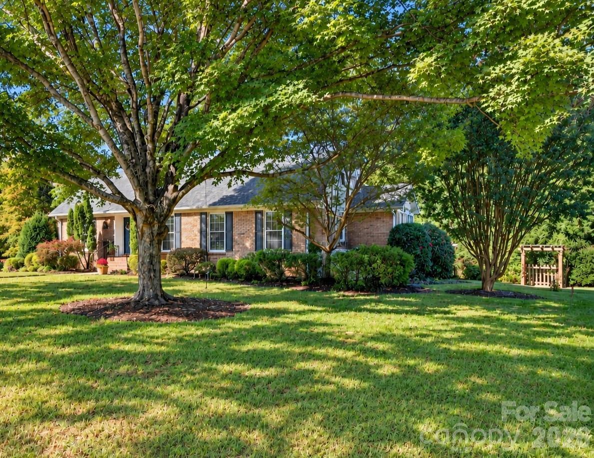 Single Family Residence at 19916 Floral Lane, Cornelius, photo 2 of 45