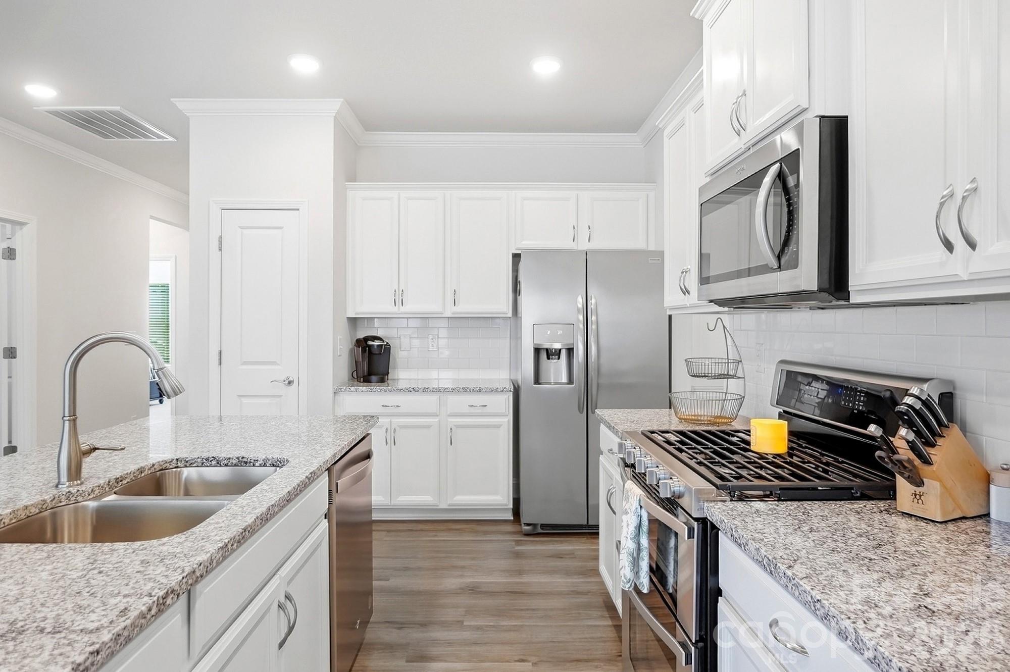Gas Range - 5112 Natural Path Lane, Waxhaw