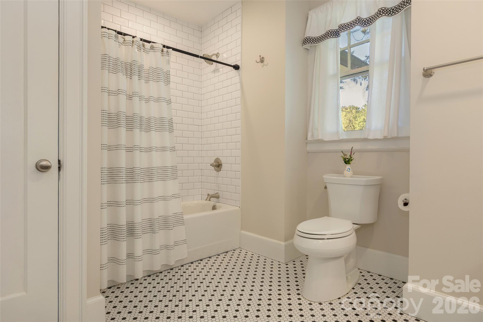 Jack n Jill bath. - 200 Kimberly Avenue, Asheville