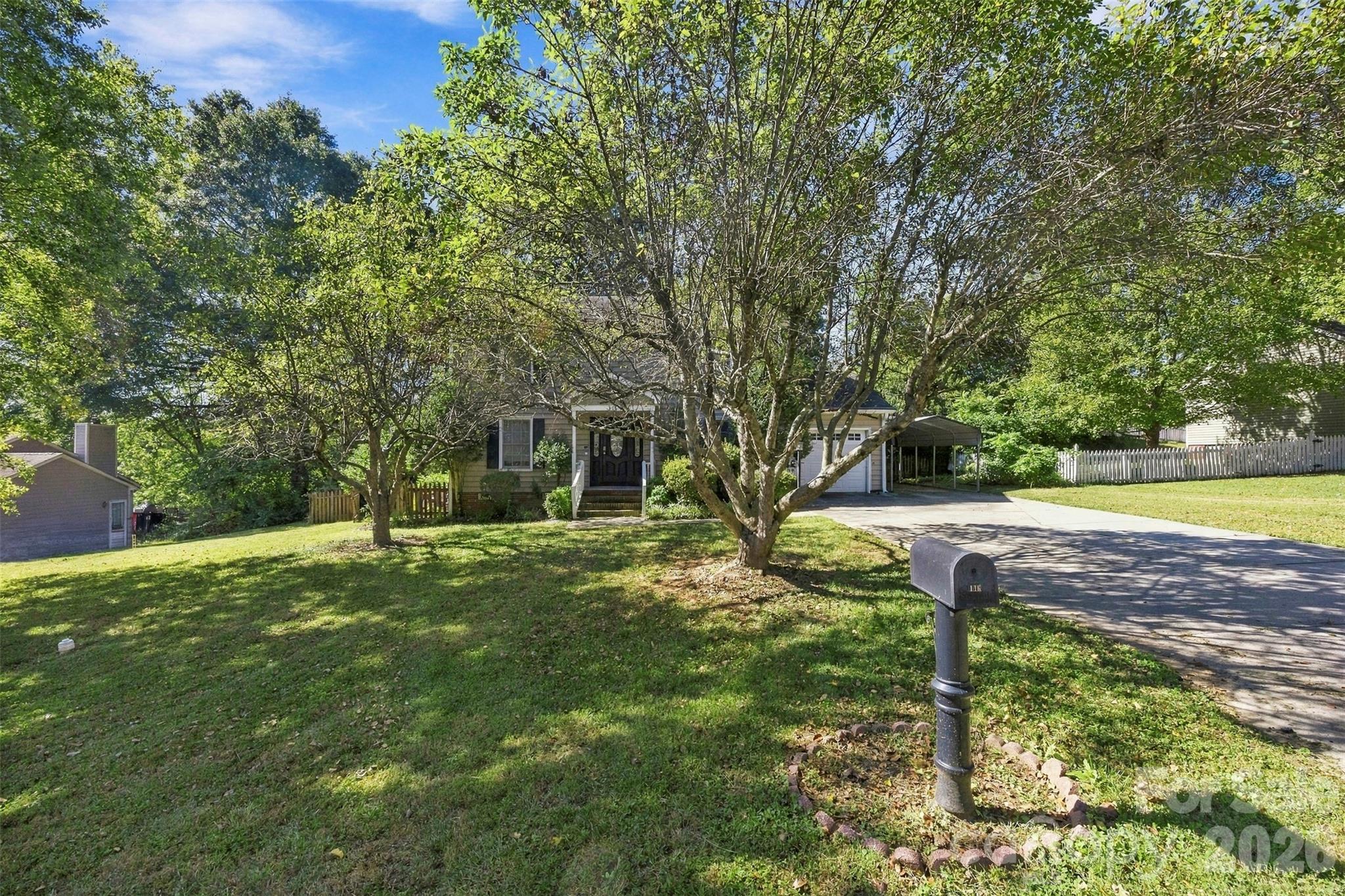 Single Family Residence at 116 Beacon Hills Drive, Gastonia, photo 2 of 26