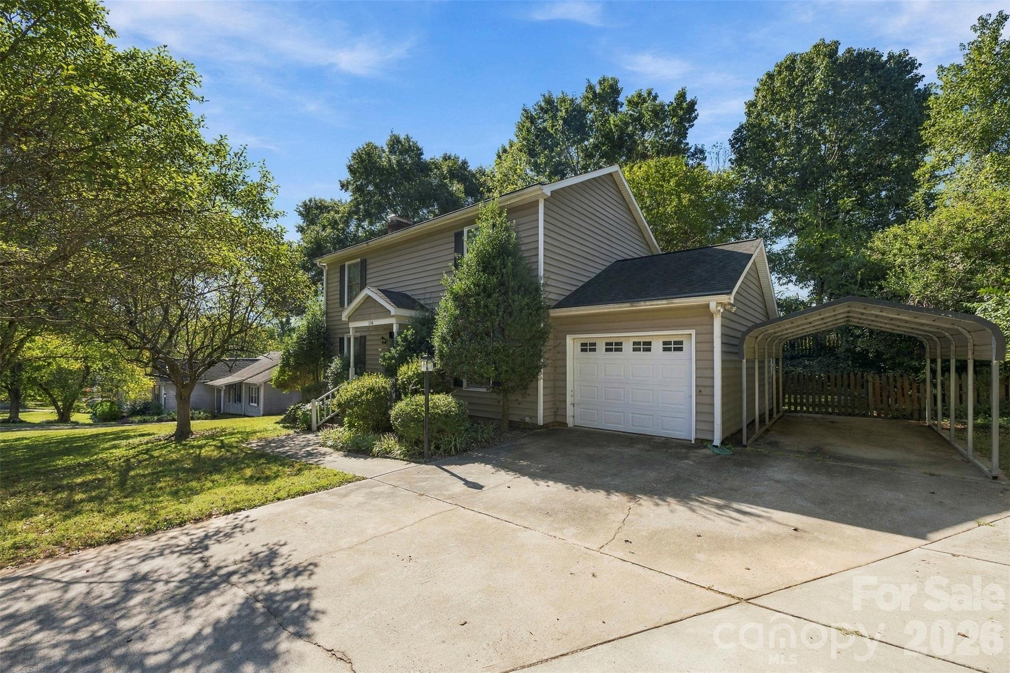 Single Family Residence at 116 Beacon Hills Drive, Gastonia, photo 3 of 26