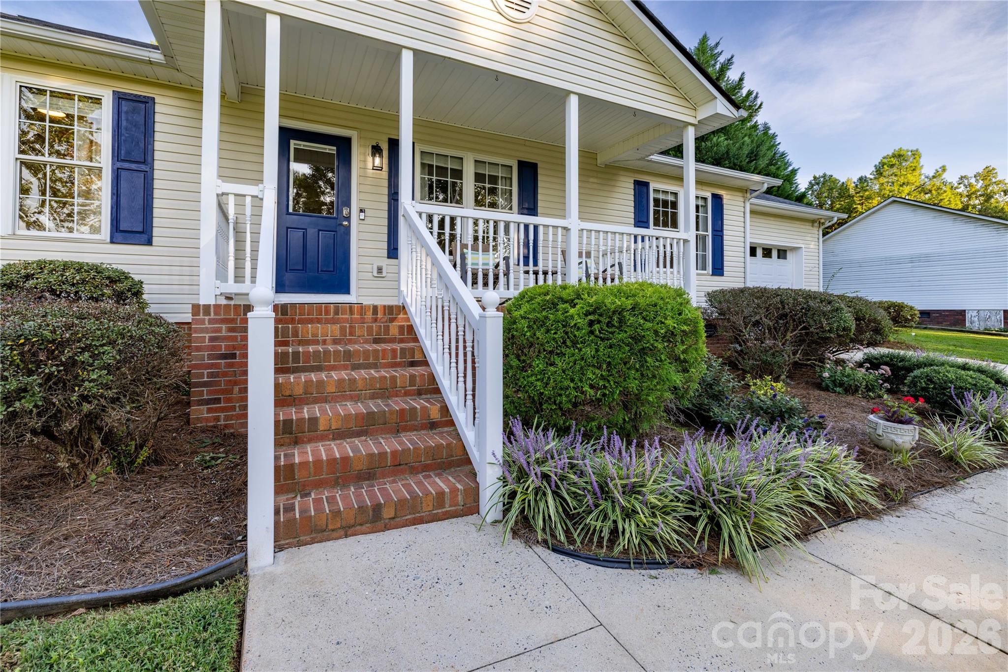 Entry - 32802 Austin Road, New London