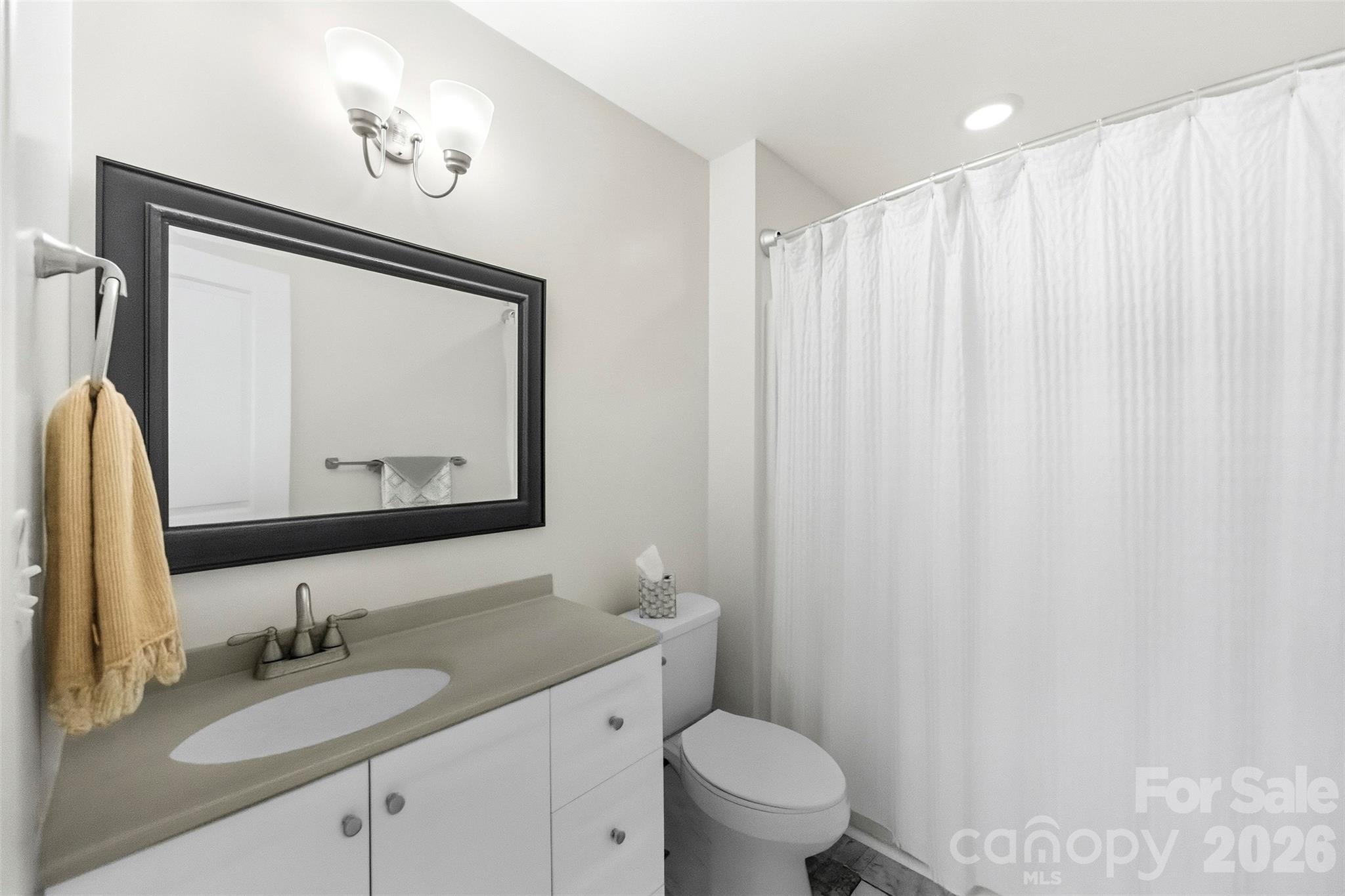 Full upstairs bath - 109 Fulton Farms Lane, Mooresville