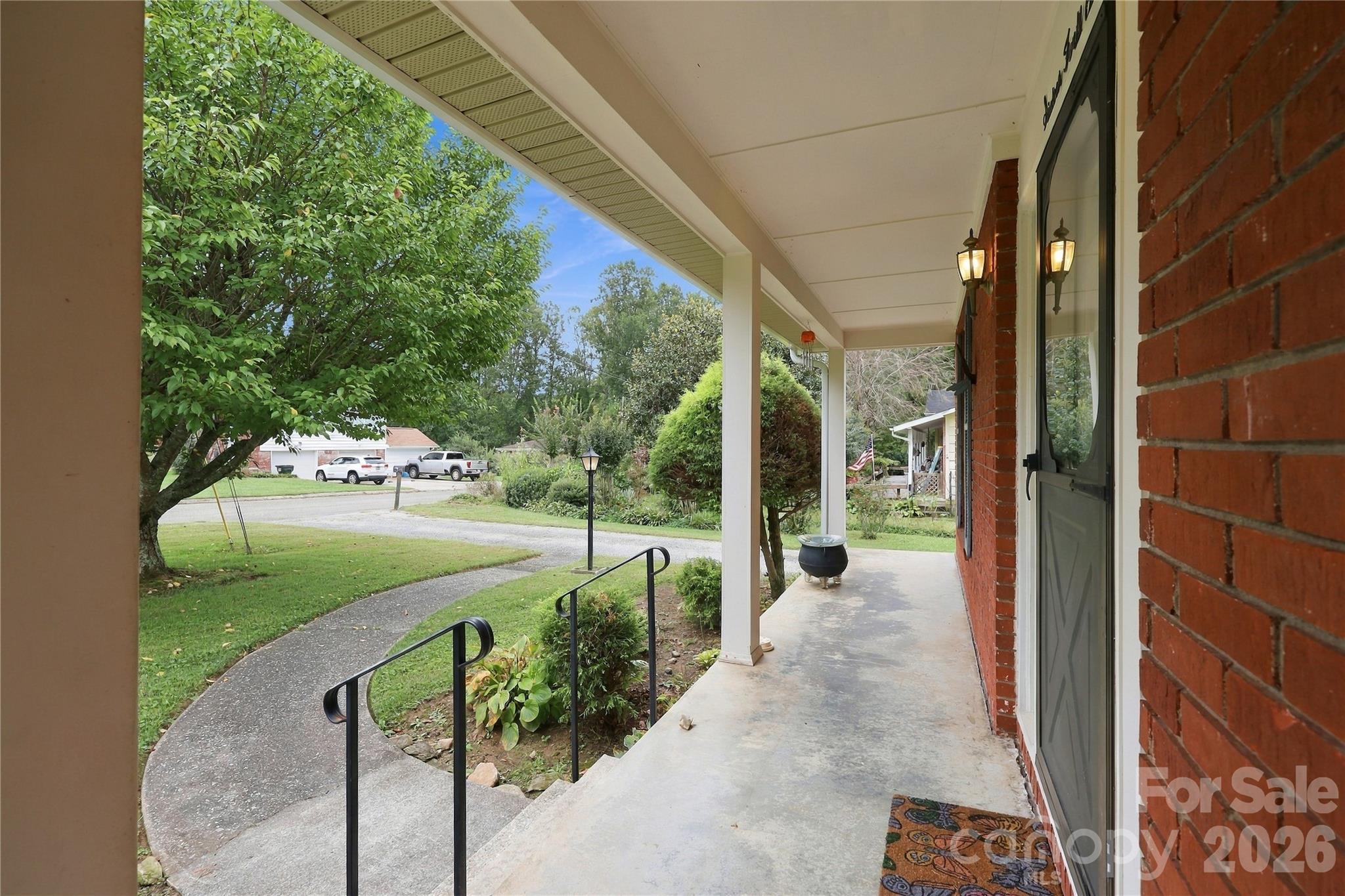 Single Family Residence at 1641 Camelot Drive, Hendersonville, photo 2 of 35