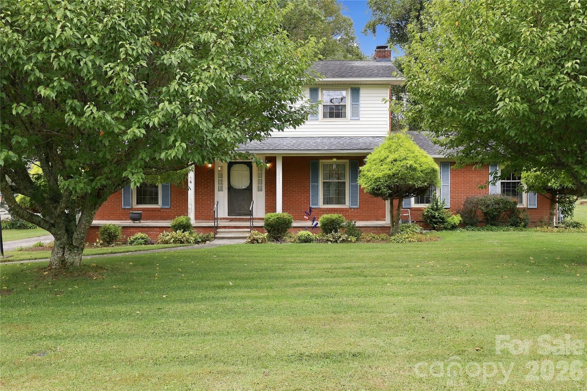 Single Family Residence at 1641 Camelot Drive, Hendersonville, photo 3 of 35