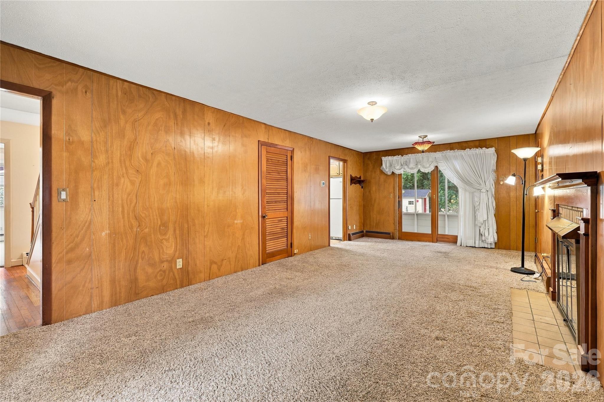 Large Den with Fireplace - 1641 Camelot Drive, Hendersonville