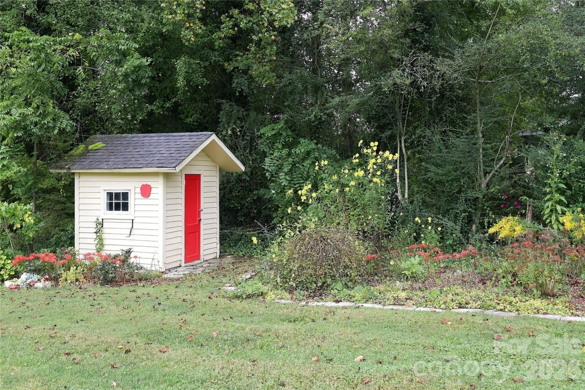 Cute Garden Shed/Playhouse/Studio - 1641 Camelot Drive, Hendersonville