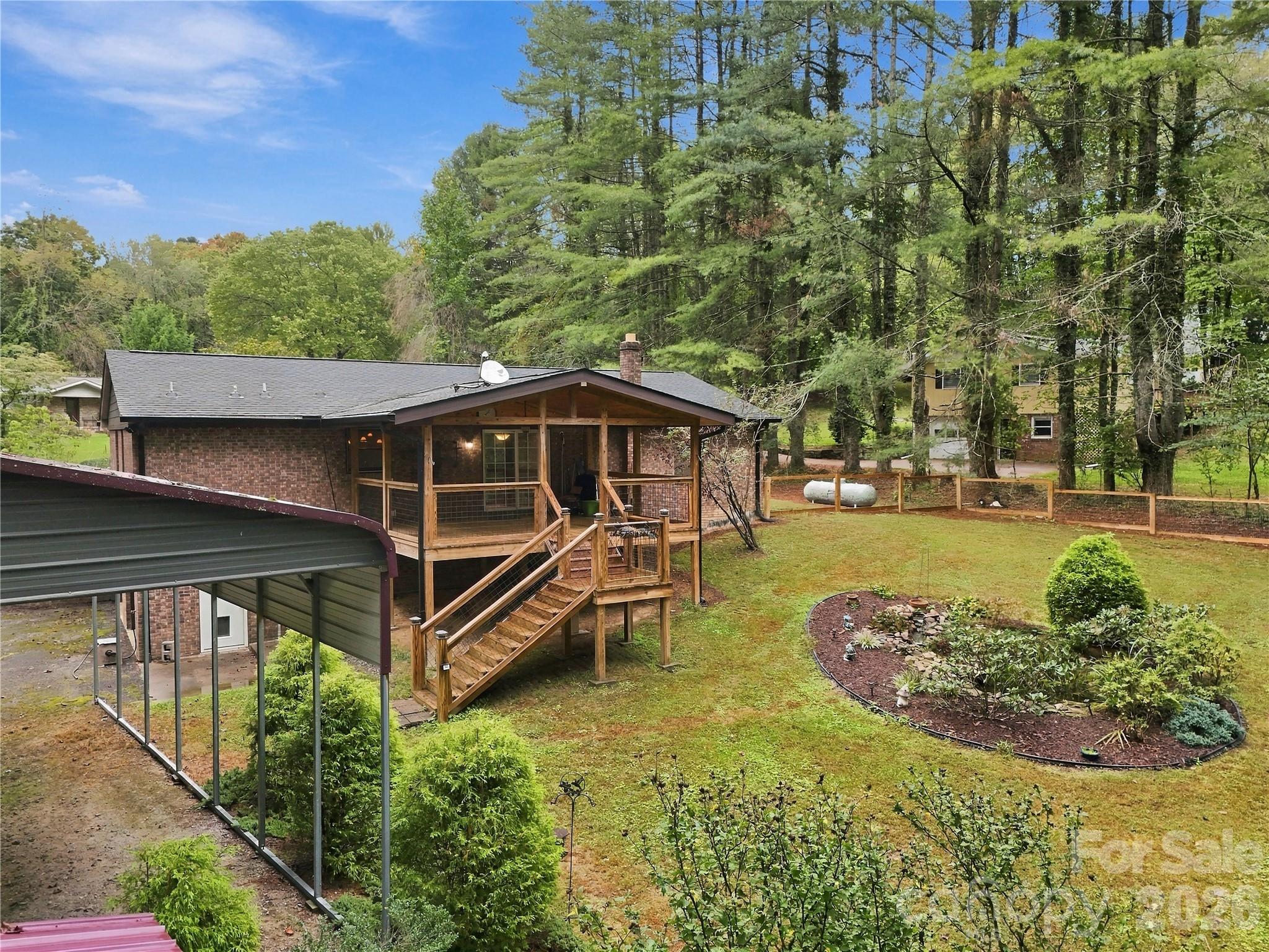Single Family Residence at 75 Crosswick Lane, Hendersonville, photo 9 of 39